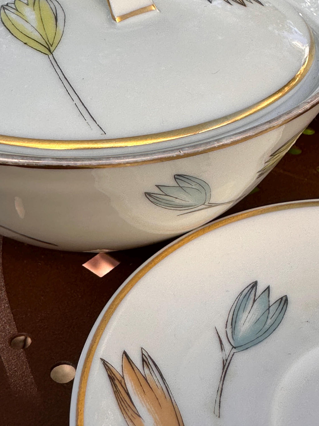 Bernardaud Coupelles et pot à couvercle Design "Line Art" Limoges Bernardaud – Style 50  Filaire – Pastel Scandinave et Or - lot de 5