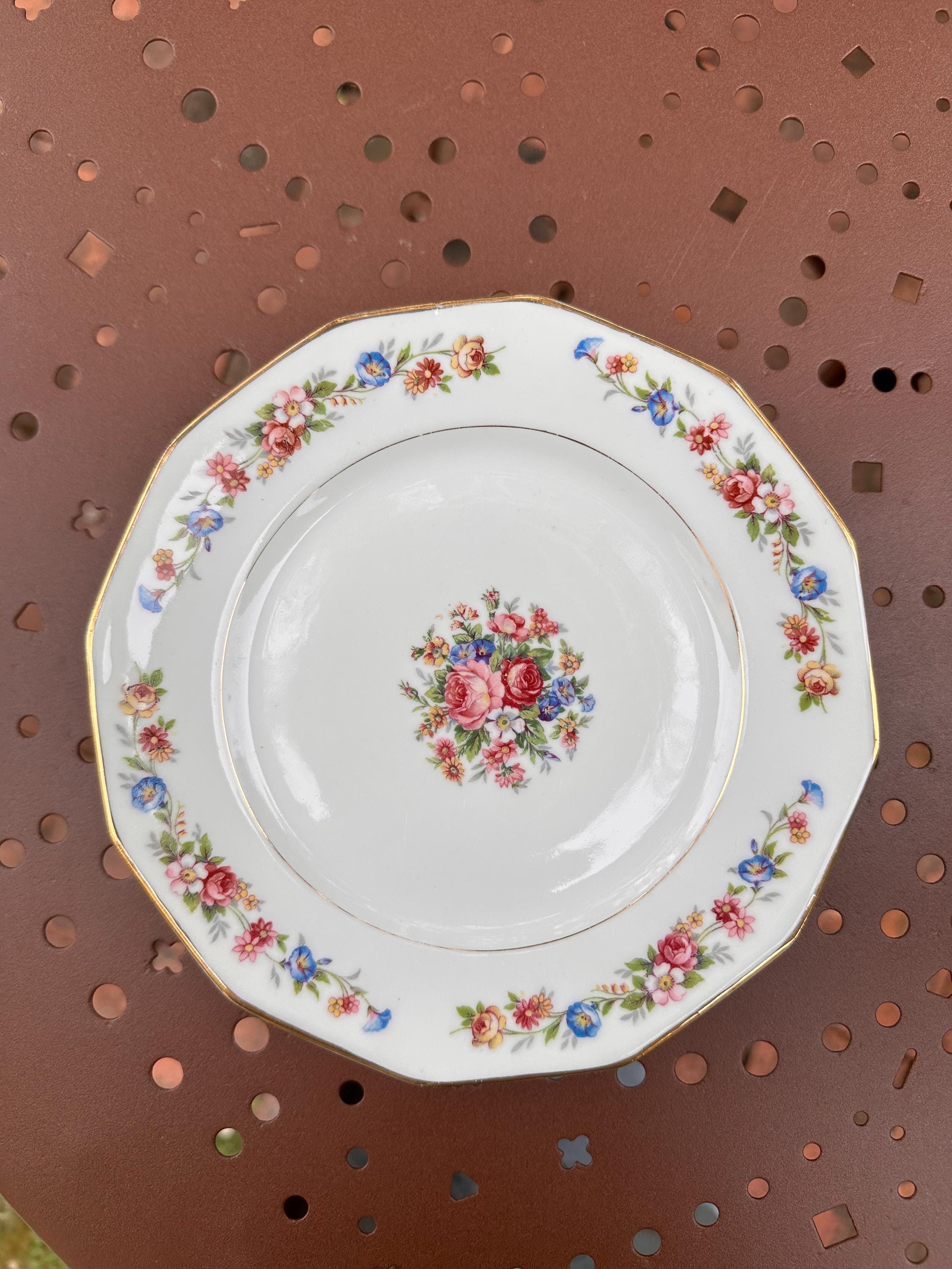 Vintage S.I.P France Dessert Plates - White Porcelain with Floral Pattern and Gilded Rim - Shabby Chic / Country Chic Style - Set of 6