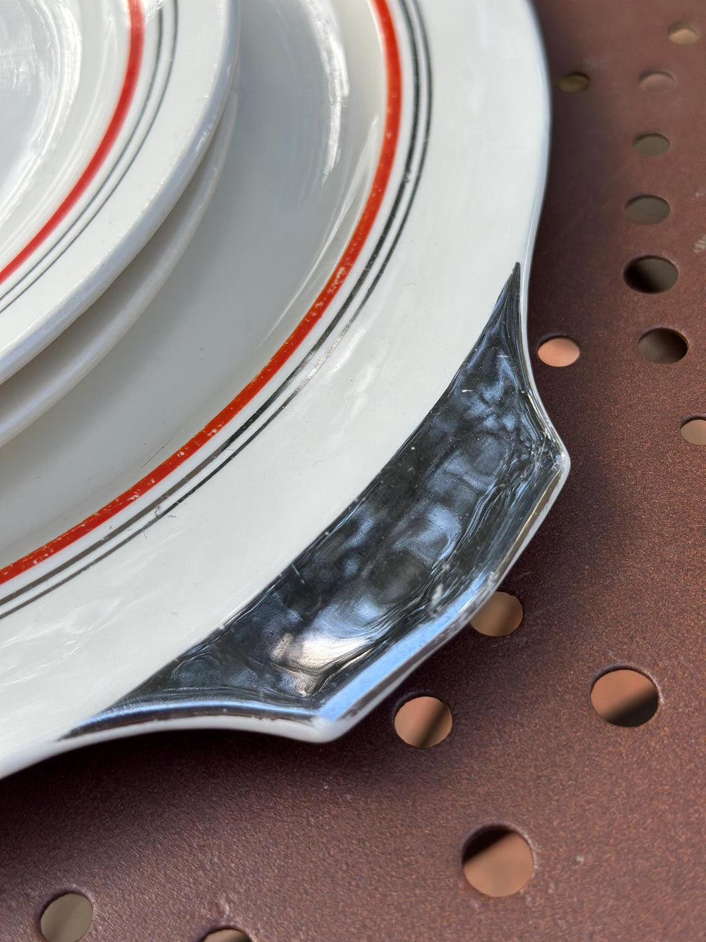 Plat à gâteaux Vintage Boch Frères La Louvière - Plat à Oreilles Argenté et 2 Assiettes - Art Déco Belgique - Rouge noir argent - mix&match