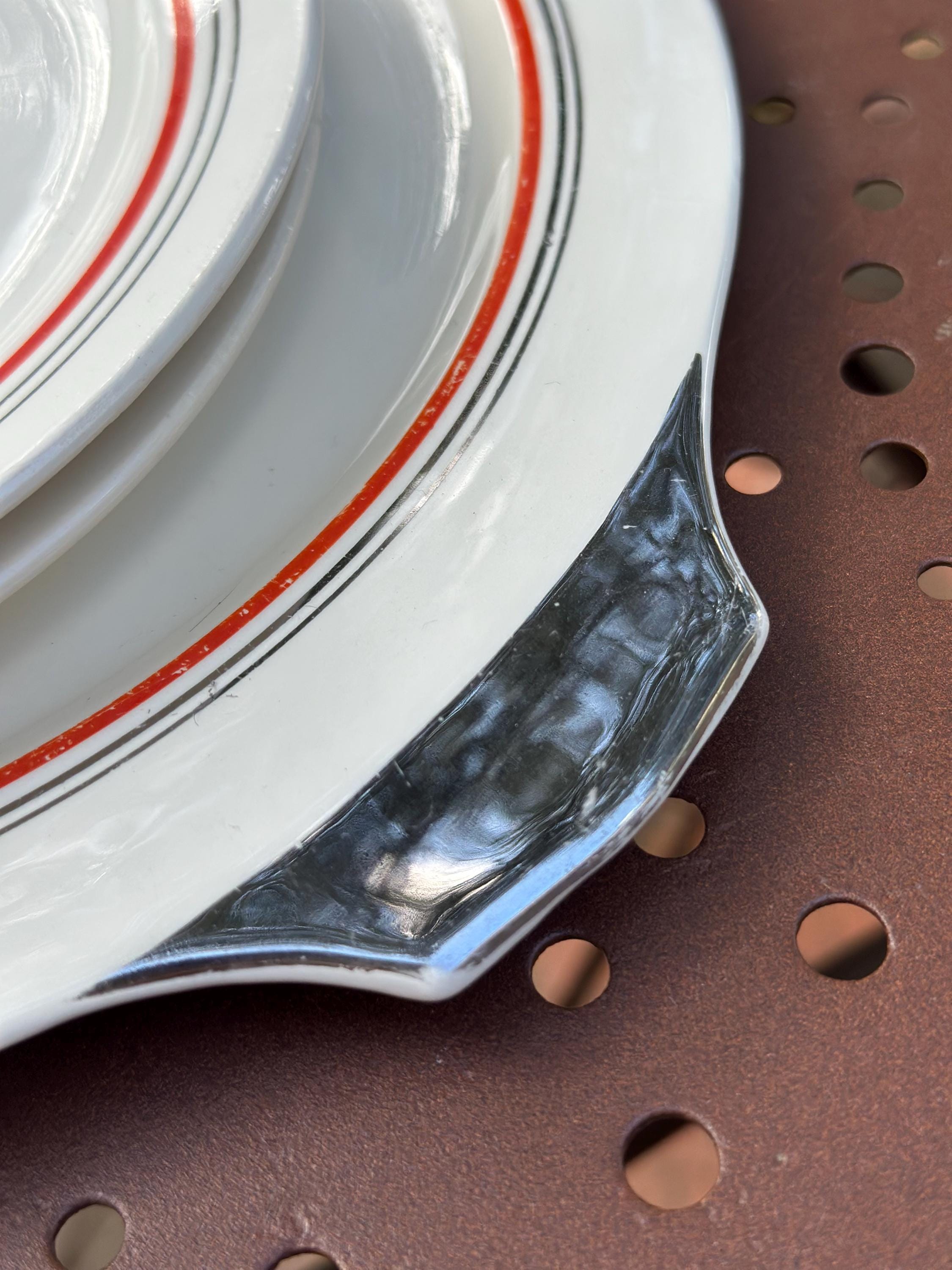 Plat à gâteaux Vintage Boch Frères La Louvière - Plat à Oreilles Argenté et 2 Assiettes - Art Déco Belgique - Rouge noir argent - mix&match