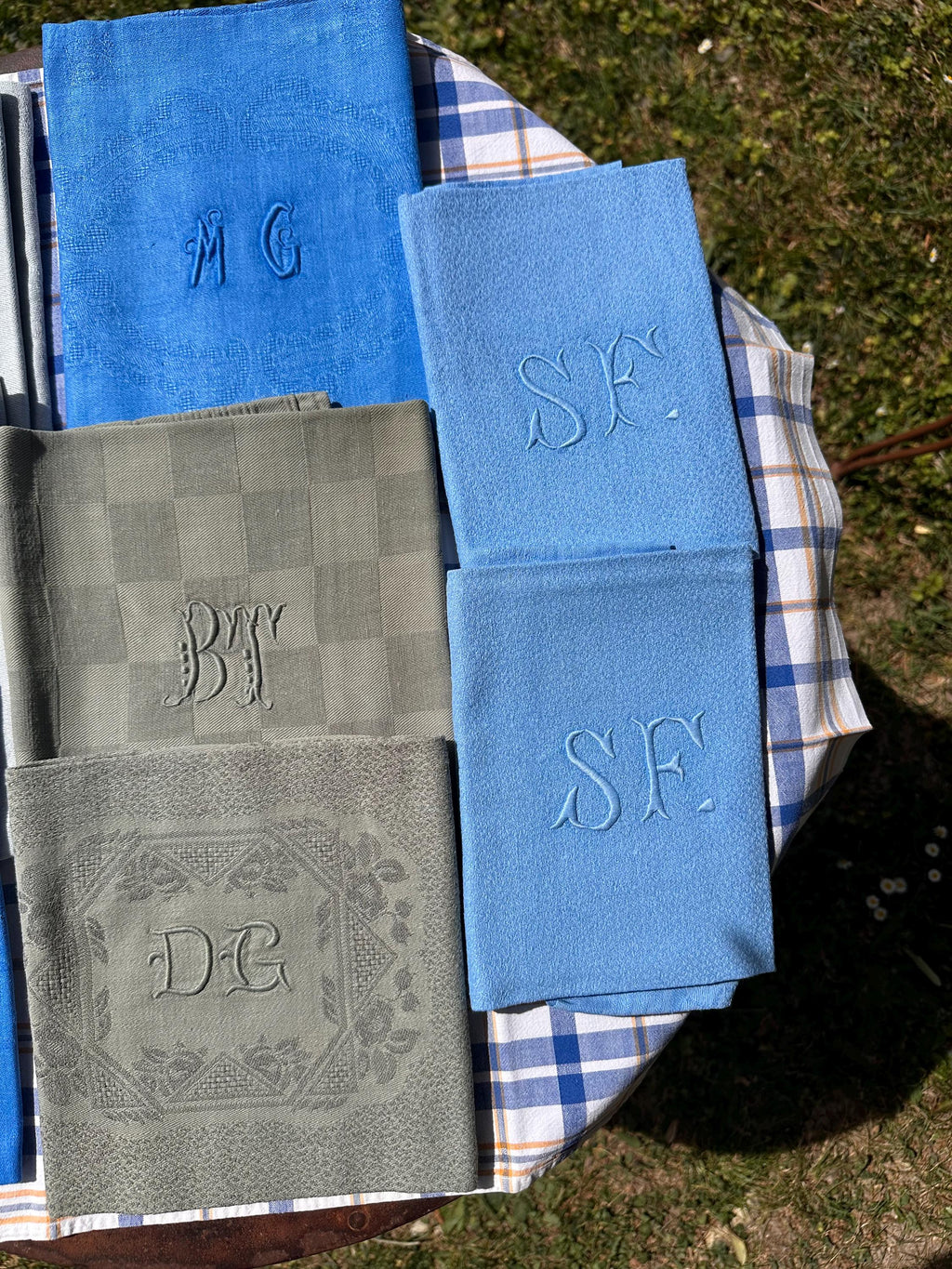 Lot de 8 Serviettes Anciennes Teintées – Monogrammes Brodés Mix & Match