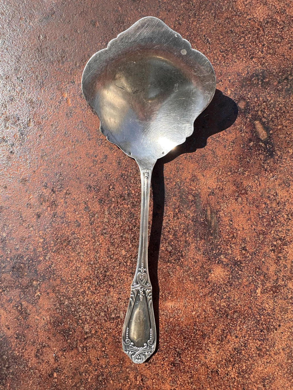Cuillère à fraises ancienne en métal argenté – Style Art Nouveau