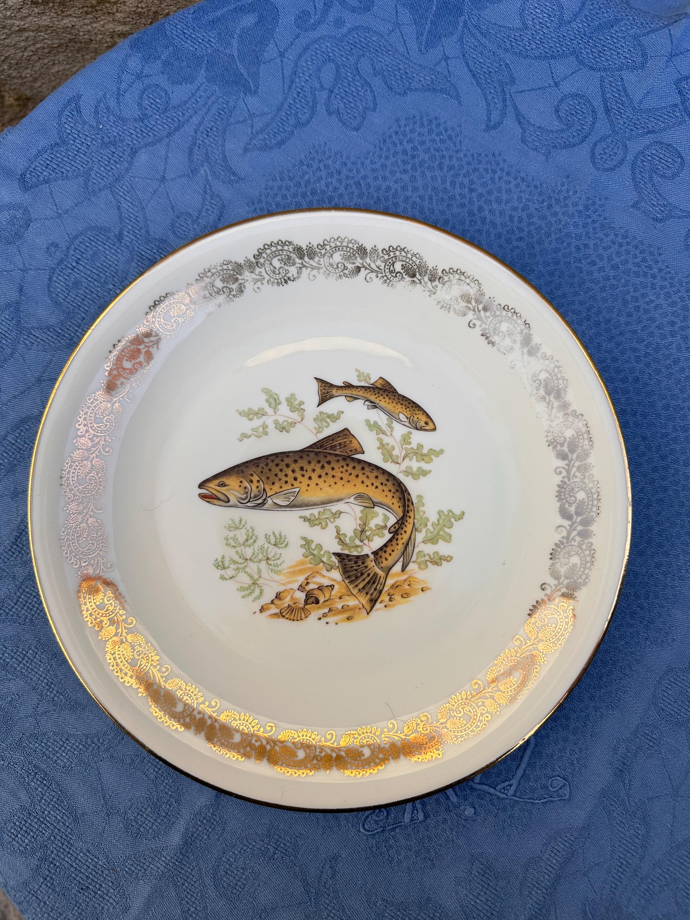 6 assiettes à poisson anciennes en porcelaine – Bordure dentelle dorée