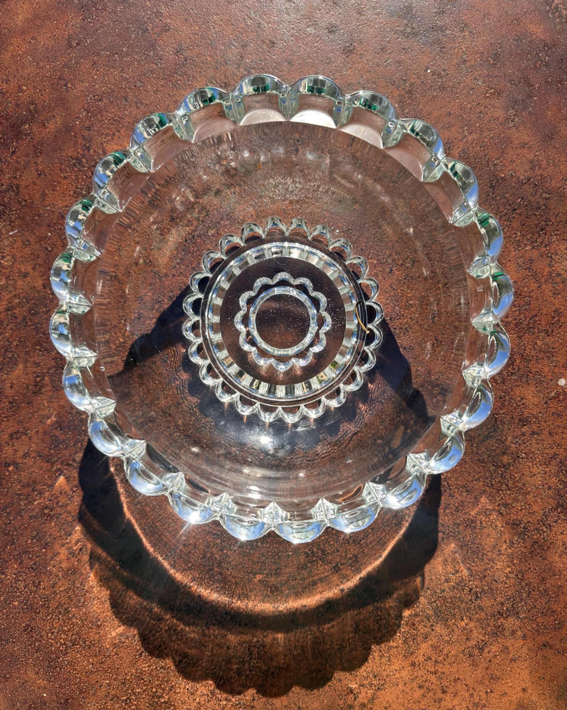 Saladier ancien en verre moulé – Bordure festonnée vintage