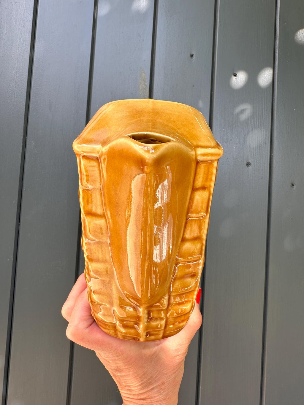 Pichet ancien en céramique jaune moutarde – Décor vanné