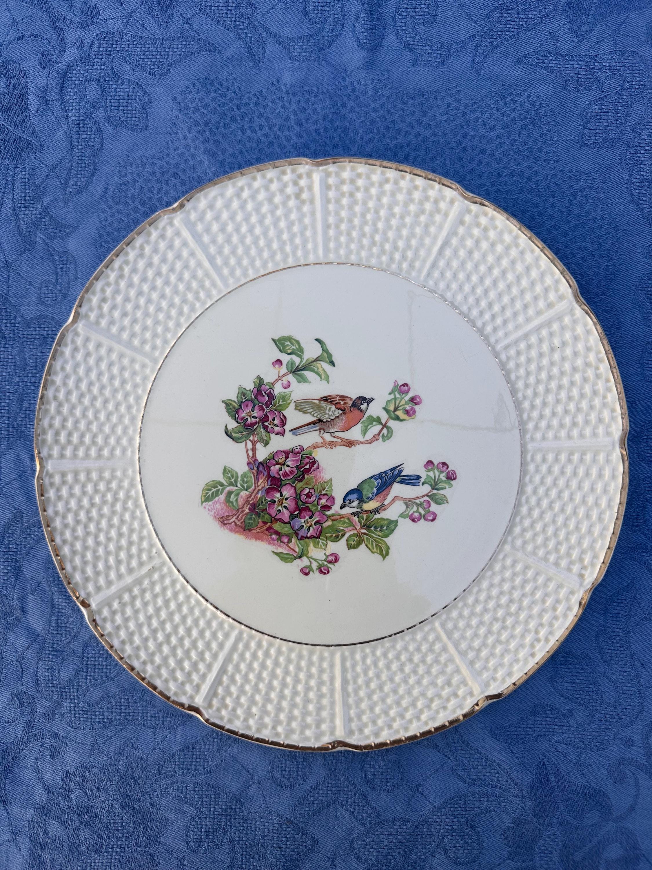 Assiette ancienne Saint-Amand – Effet vannerie, décor oiseaux et dorure