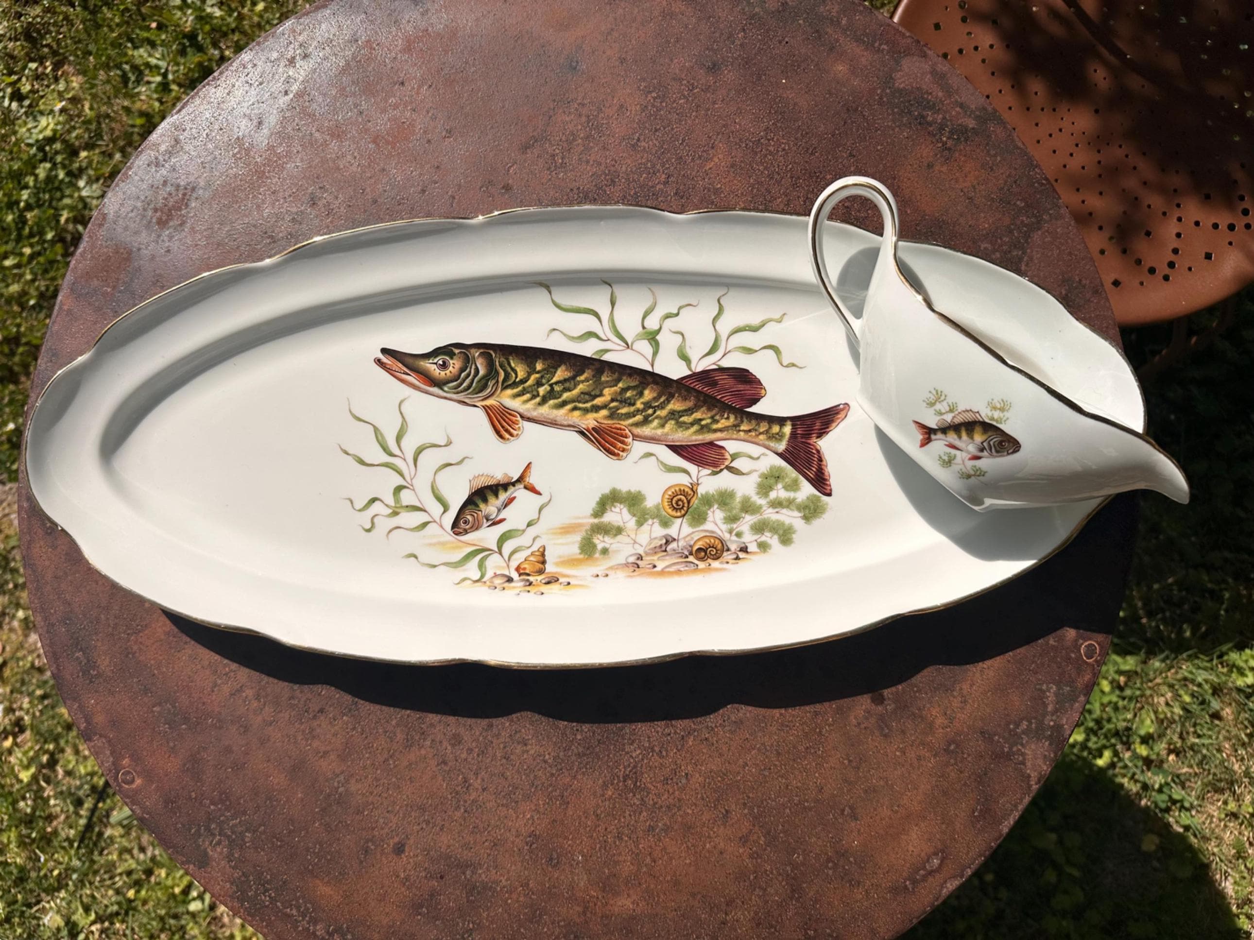 Large fish platter and its sauce boat in porcelain – Aquatic decoration