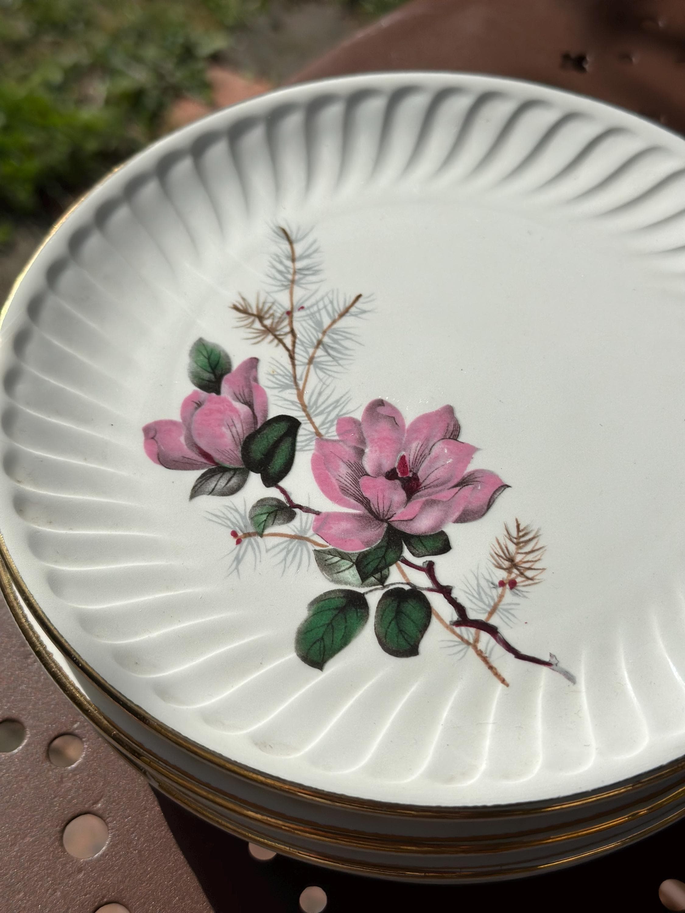 Assiettes Gien modèle «  Chenonceaux »  , bordure travaillée , fleurs roses , années 1960 - campagne chic - lot de 6