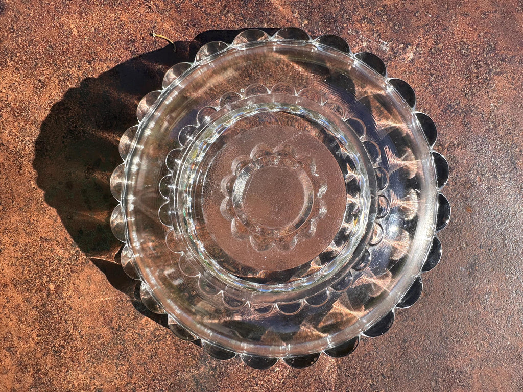 Saladier ancien en verre moulé – Bordure festonnée vintage