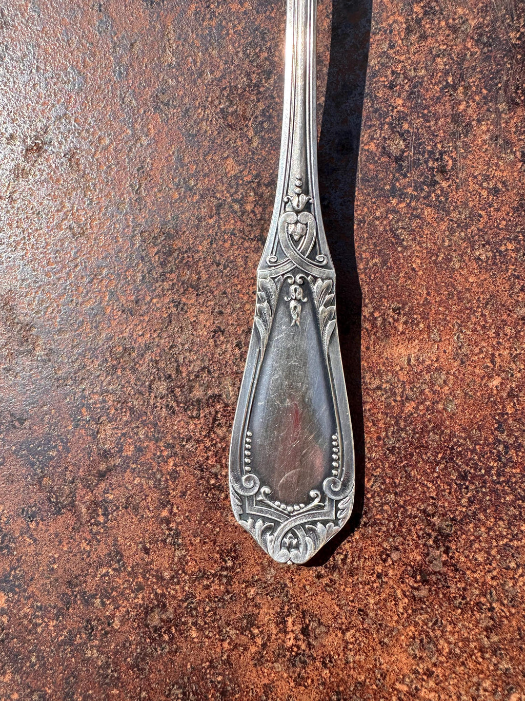 Cuillère à fraises ancienne en métal argenté – Style Art Nouveau