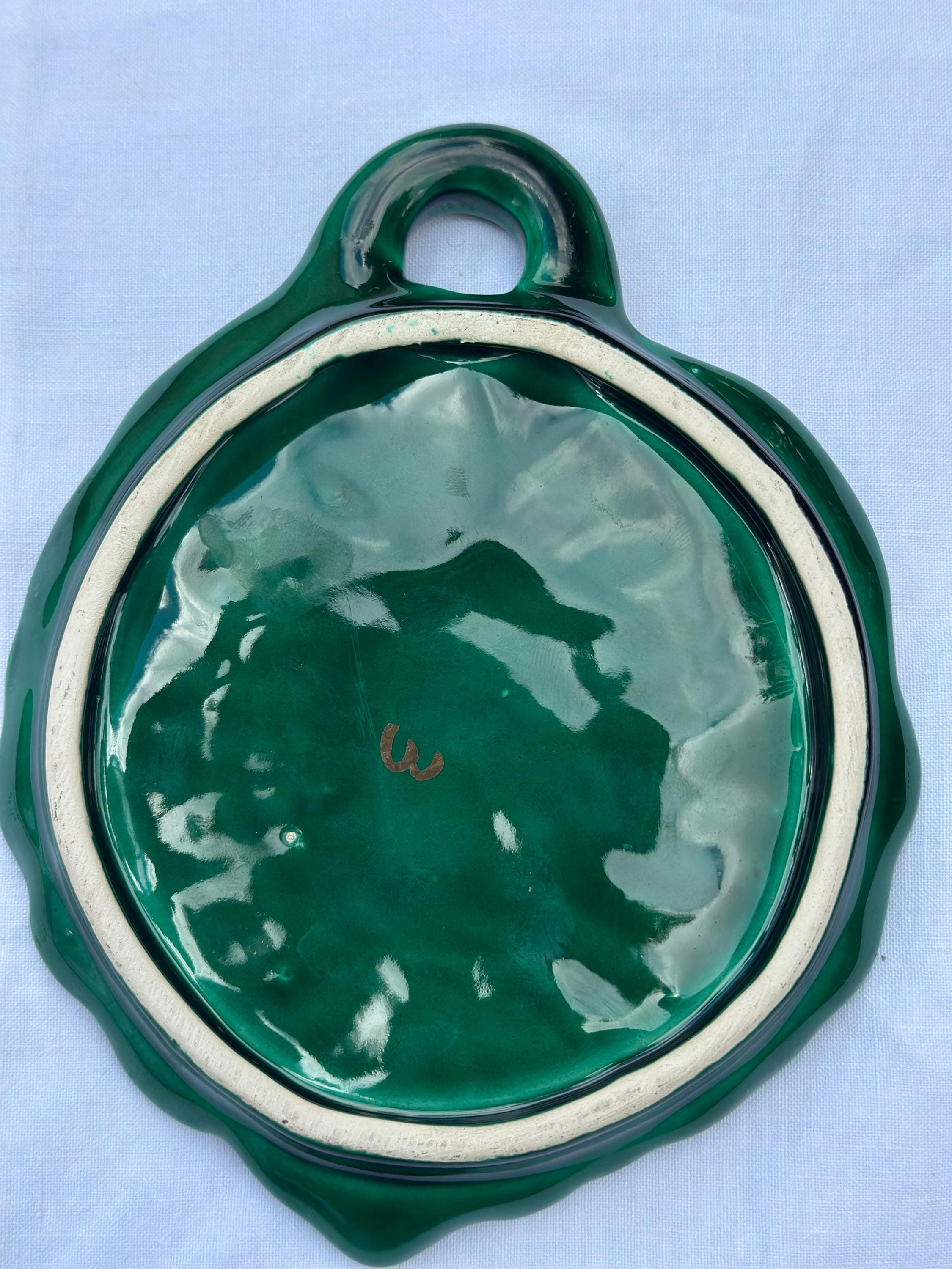 Petit plat en barbotine Lunéville – En forme de feuille de vign