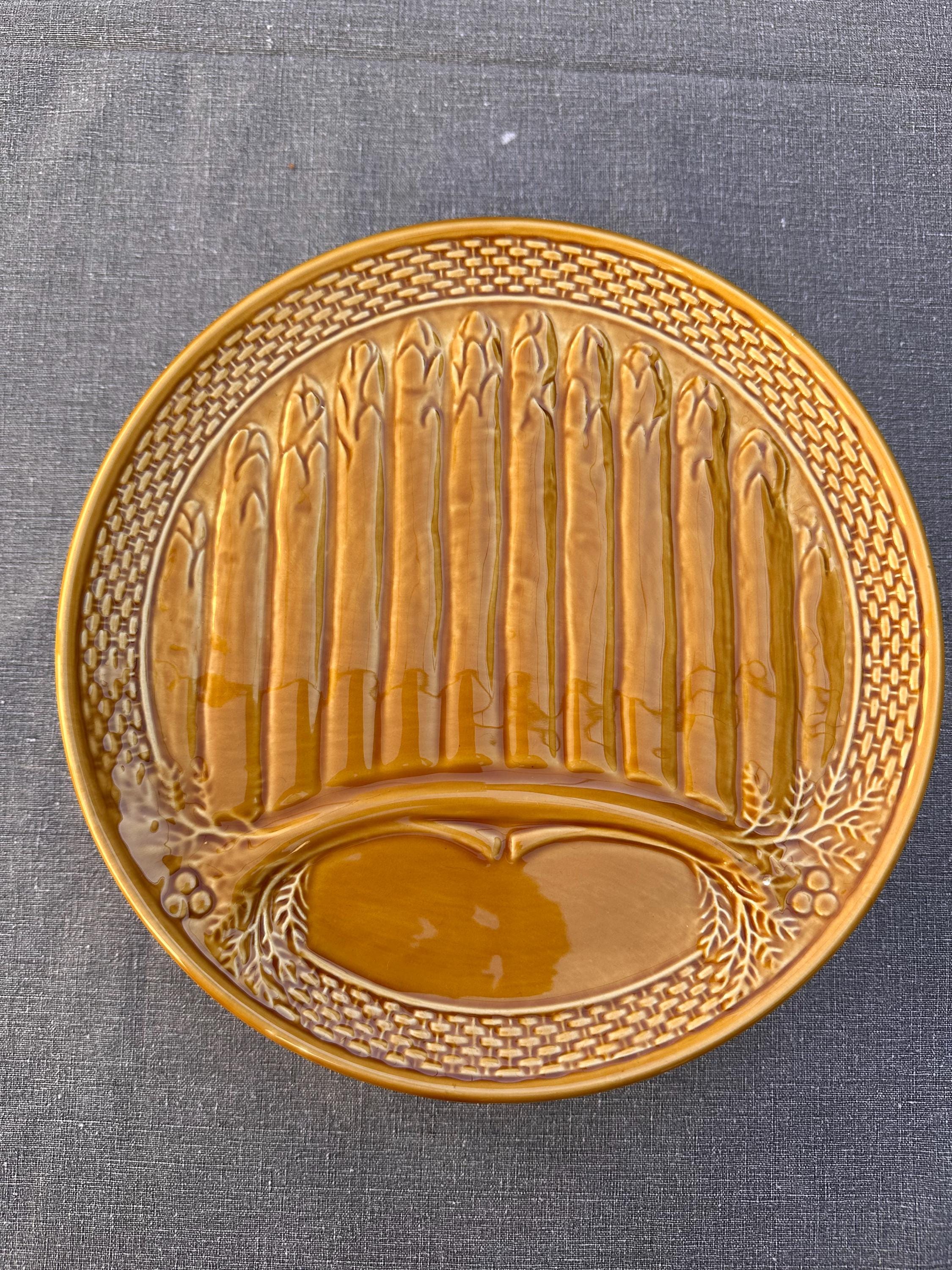 6 assiettes à asperges anciennes en barbotine jaune miel