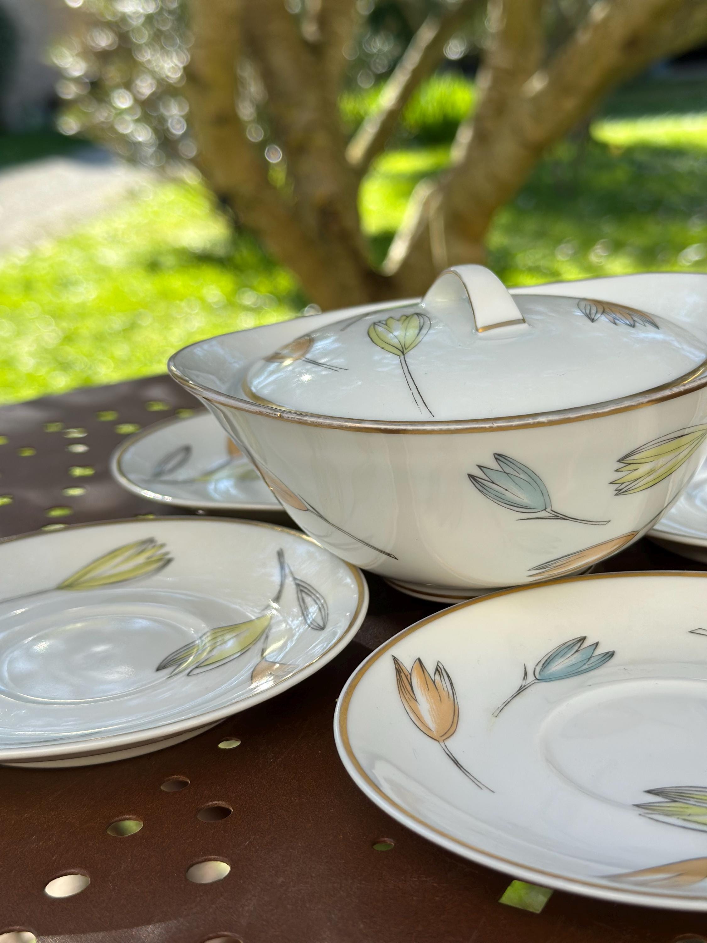 Bernardaud Coupelles et pot à couvercle Design "Line Art" Limoges Bernardaud – Style 50  Filaire – Pastel Scandinave et Or - lot de 5