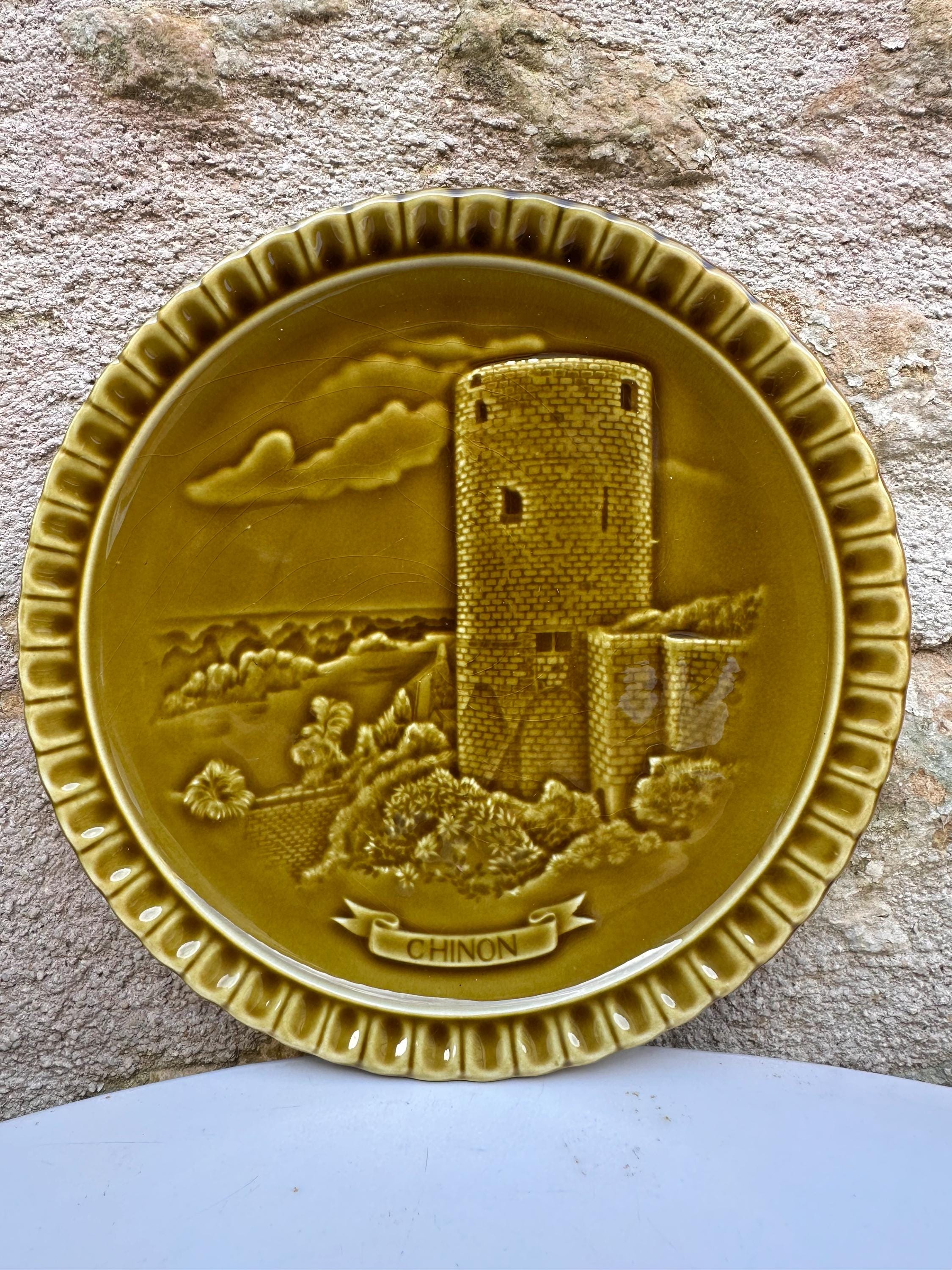 Rare 12 Assiettes Gien France - Châteaux de la Loire - Édition Spéciale "Anjou Vinicole" - Céramique Vintage Vert Olive Miel