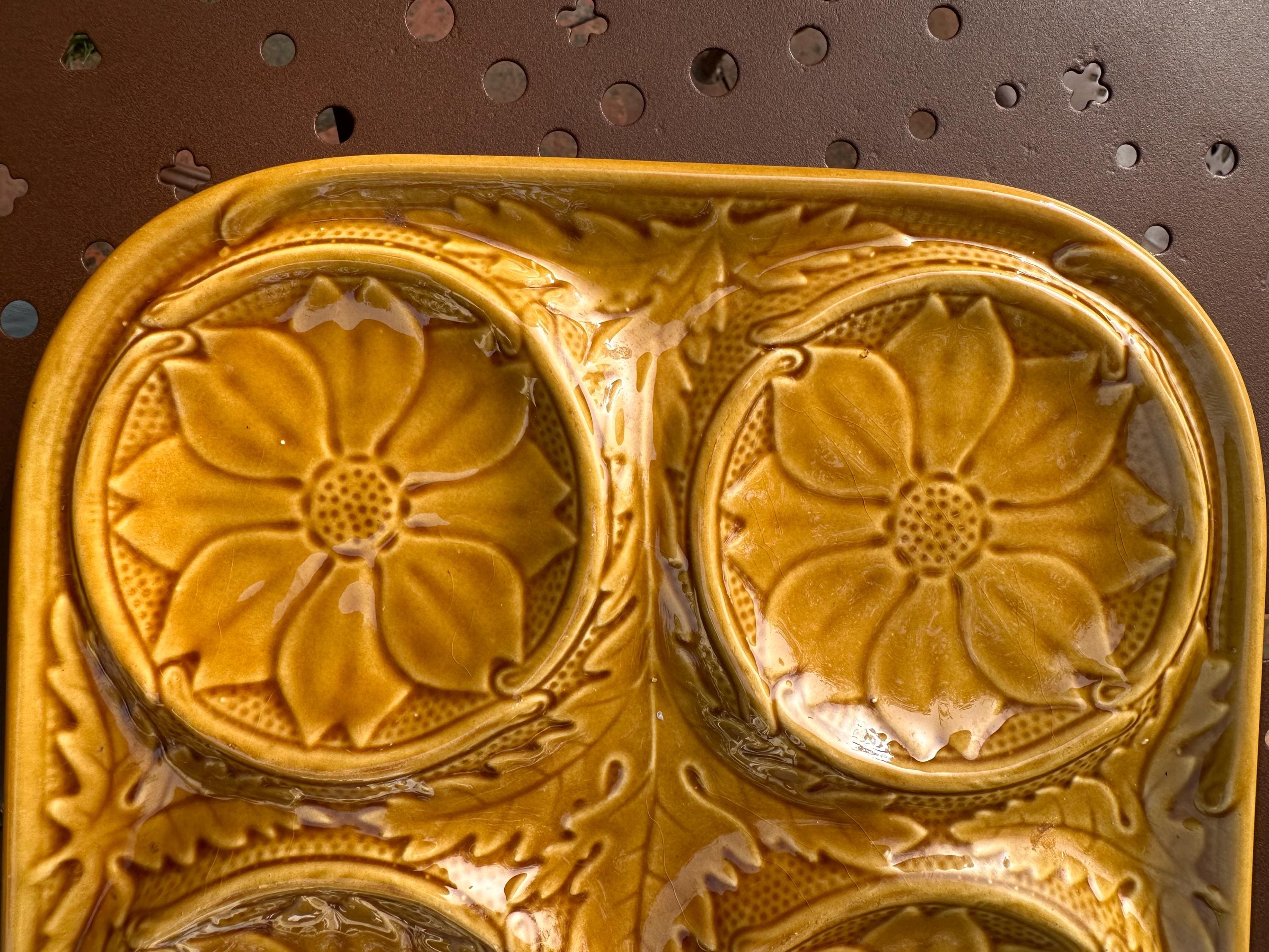 Plat à artichauts ancien en barbotine – Décor feuilles et compartiments