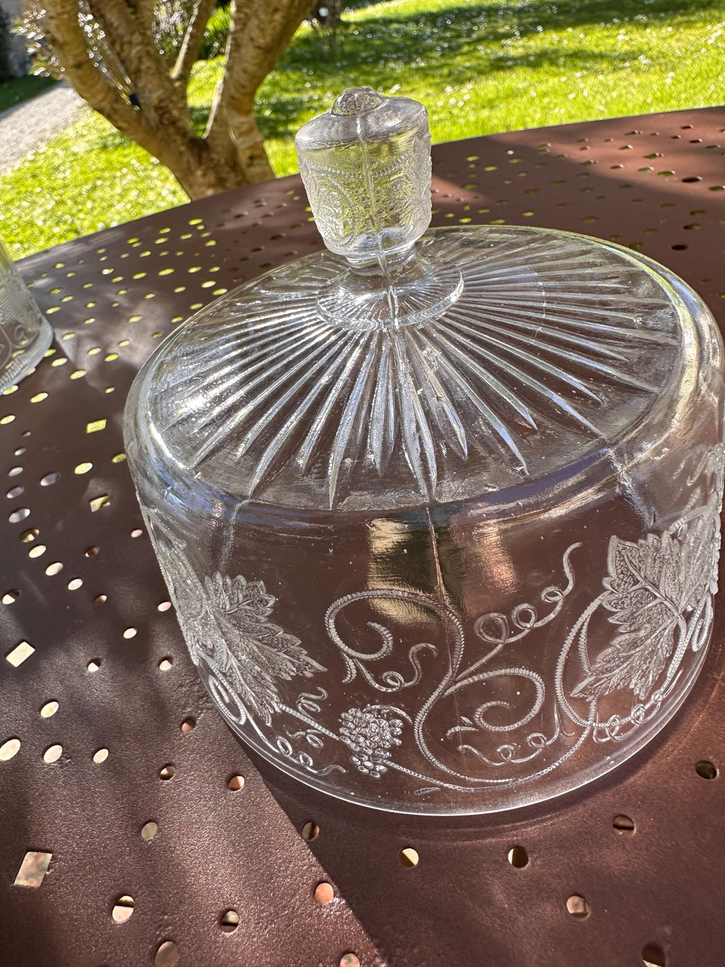 Cloche à fromage ancienne en verre pressé – Motif vignes