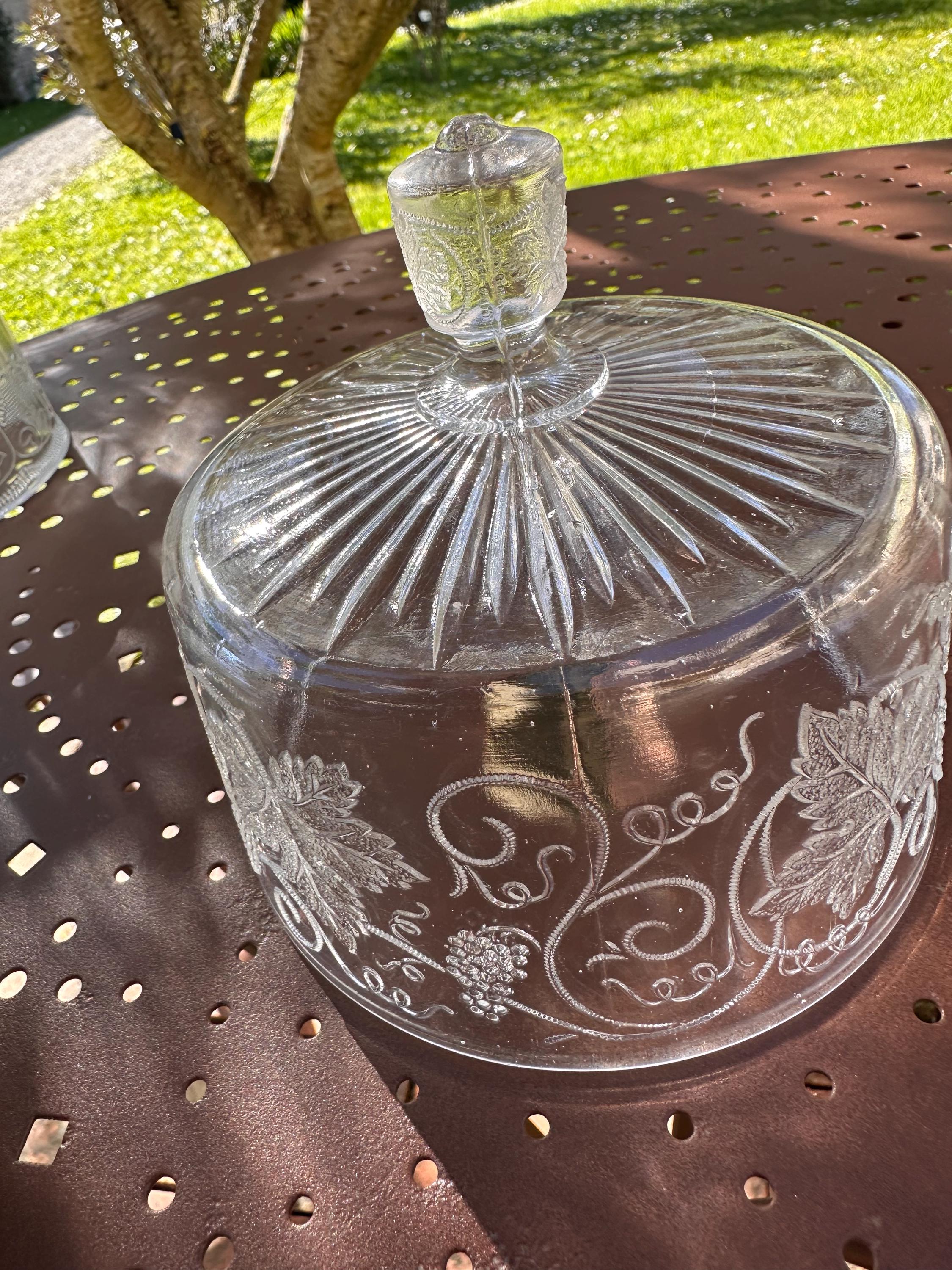 Cloche à fromage ancienne en verre pressé – Motif vignes