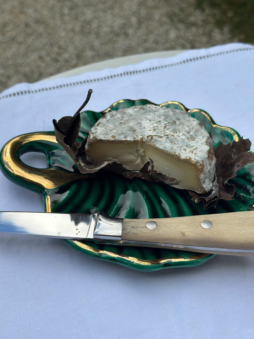 Petit plat en barbotine Lunéville – En forme de feuille de vign