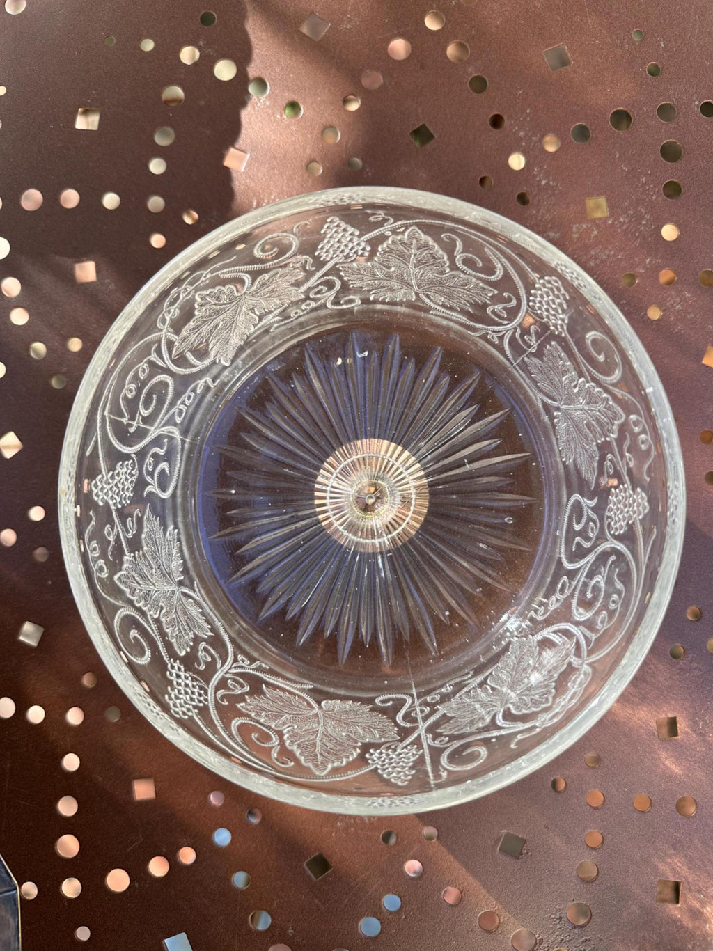 Cloche à fromage ancienne en verre pressé – Motif vignes