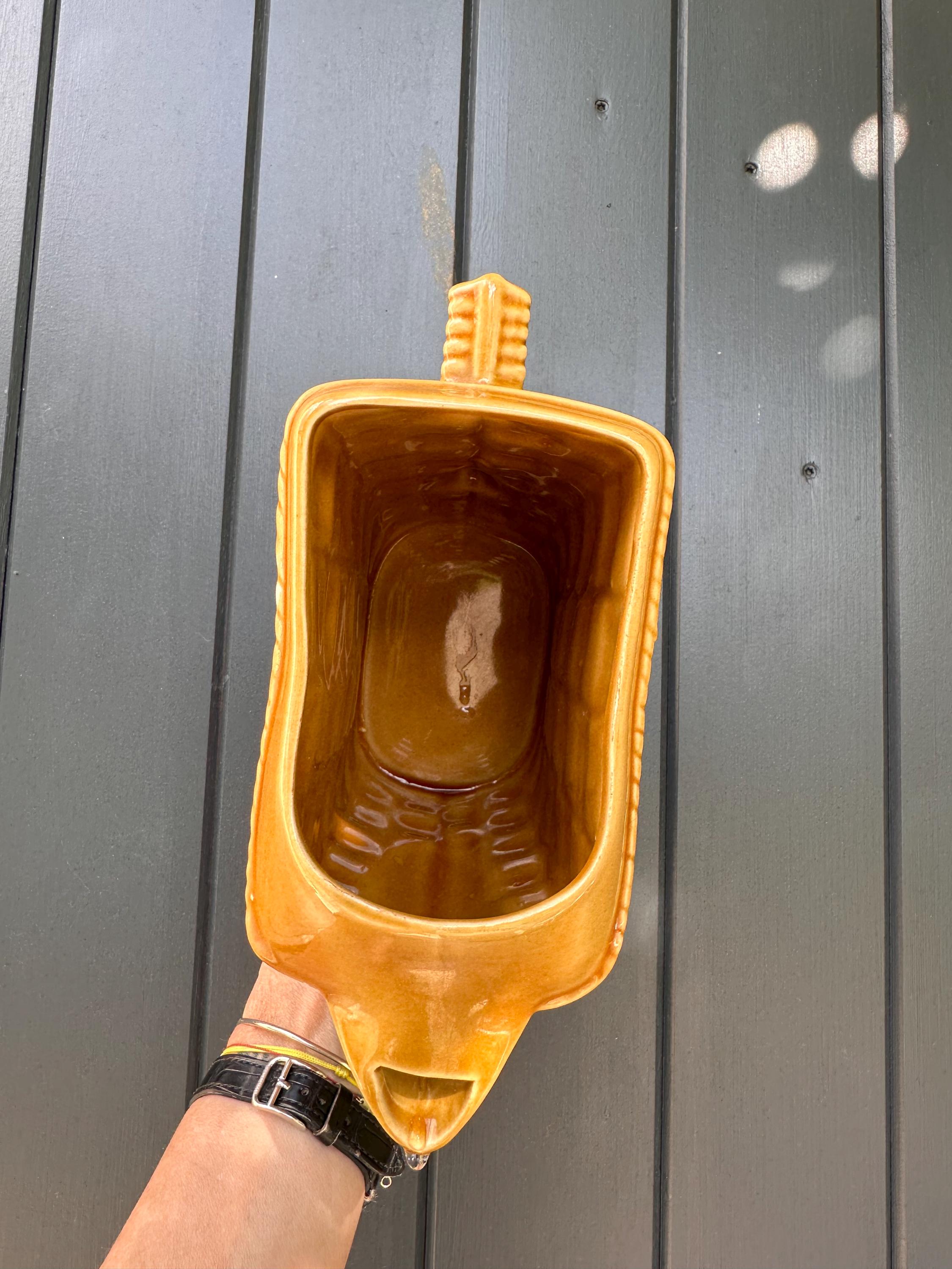 Pichet ancien en céramique jaune moutarde – Décor vanné