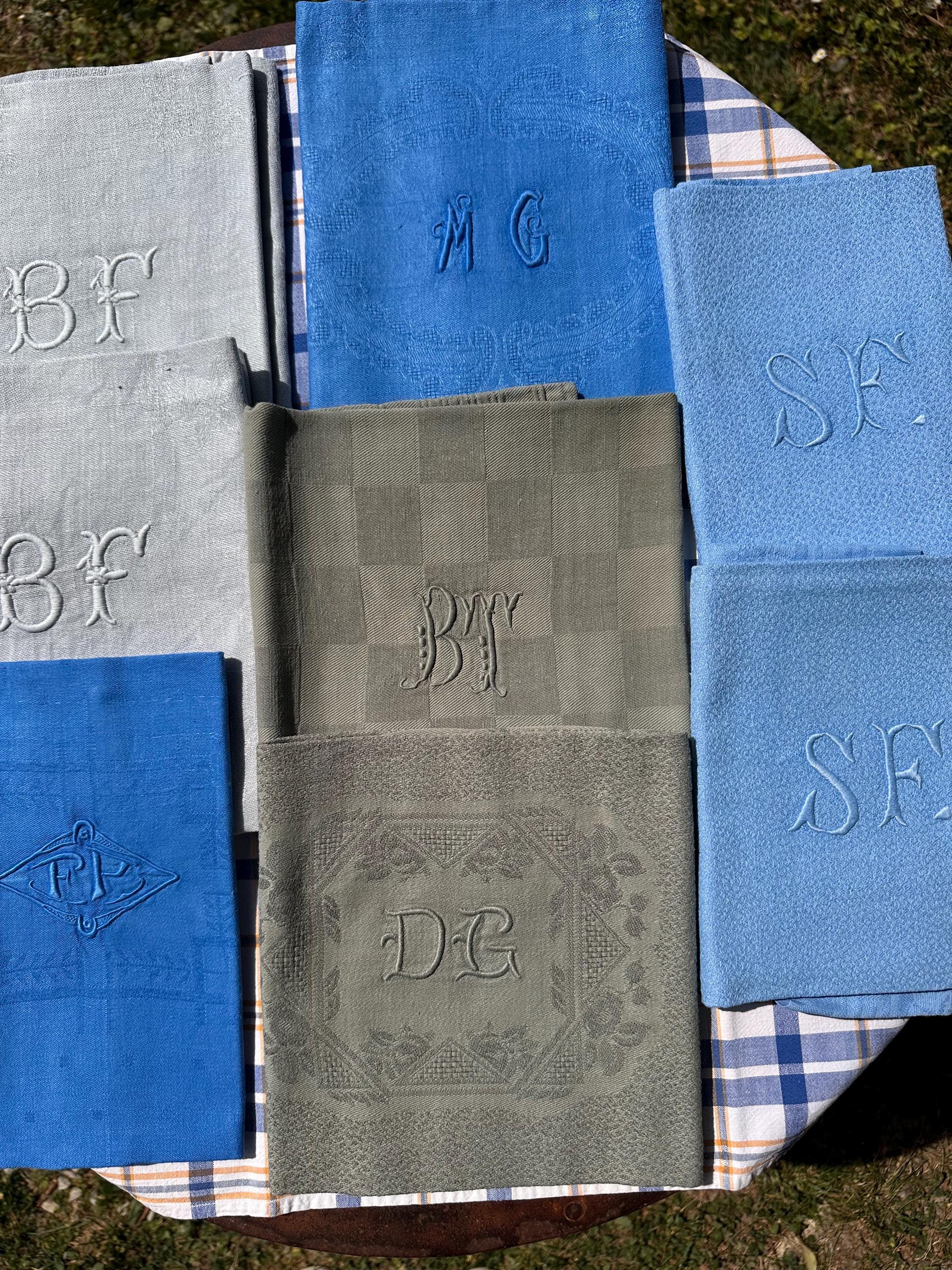 Lot de 8 Serviettes Anciennes Teintées – Monogrammes Brodés Mix & Match