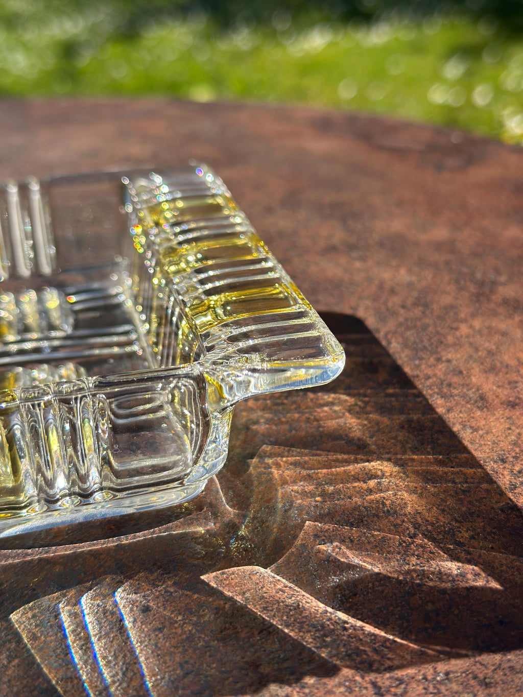 Plat compartimenté Walther Glas – Verre pressé effet cannage et ambre