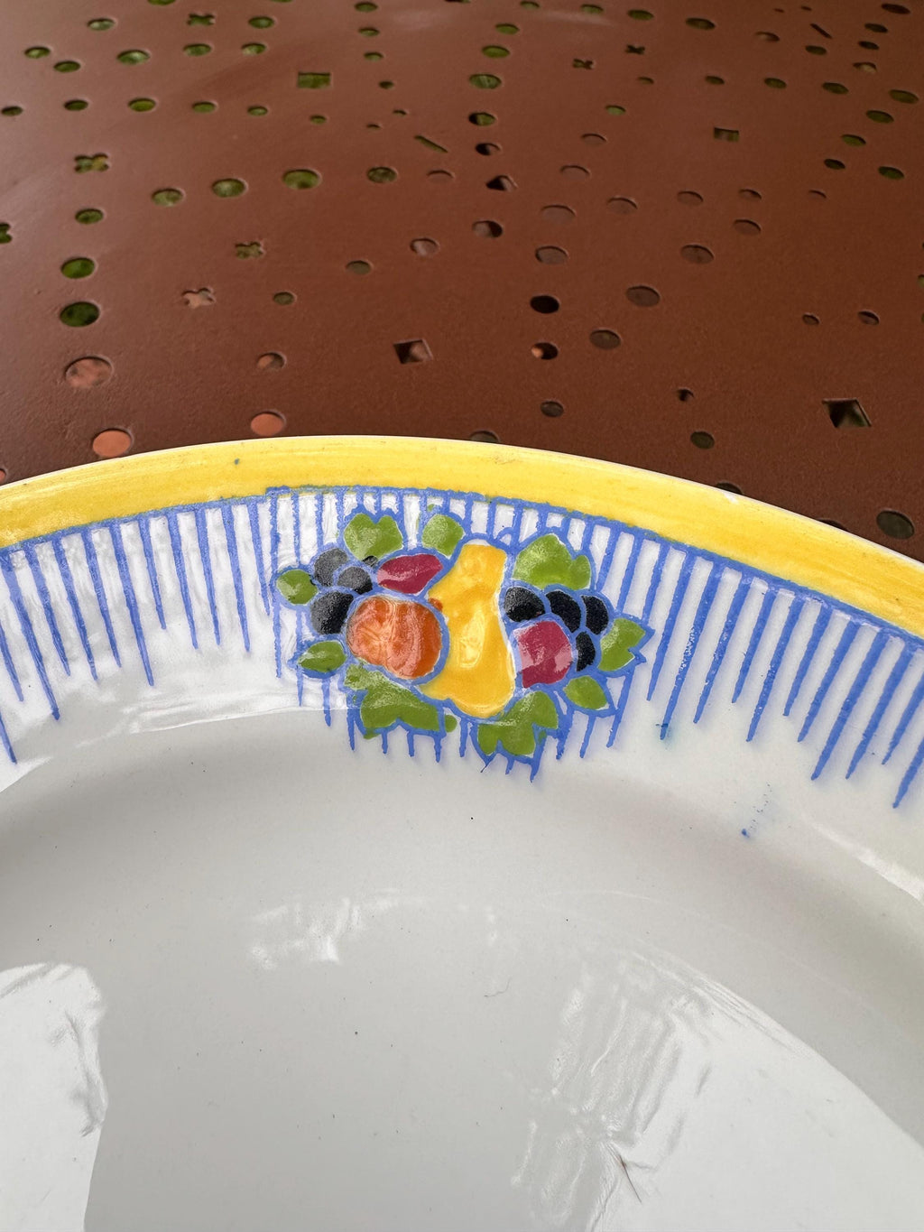 Coupe sur pied vintage Boch Belgique – Décor fruits et rayures bleues