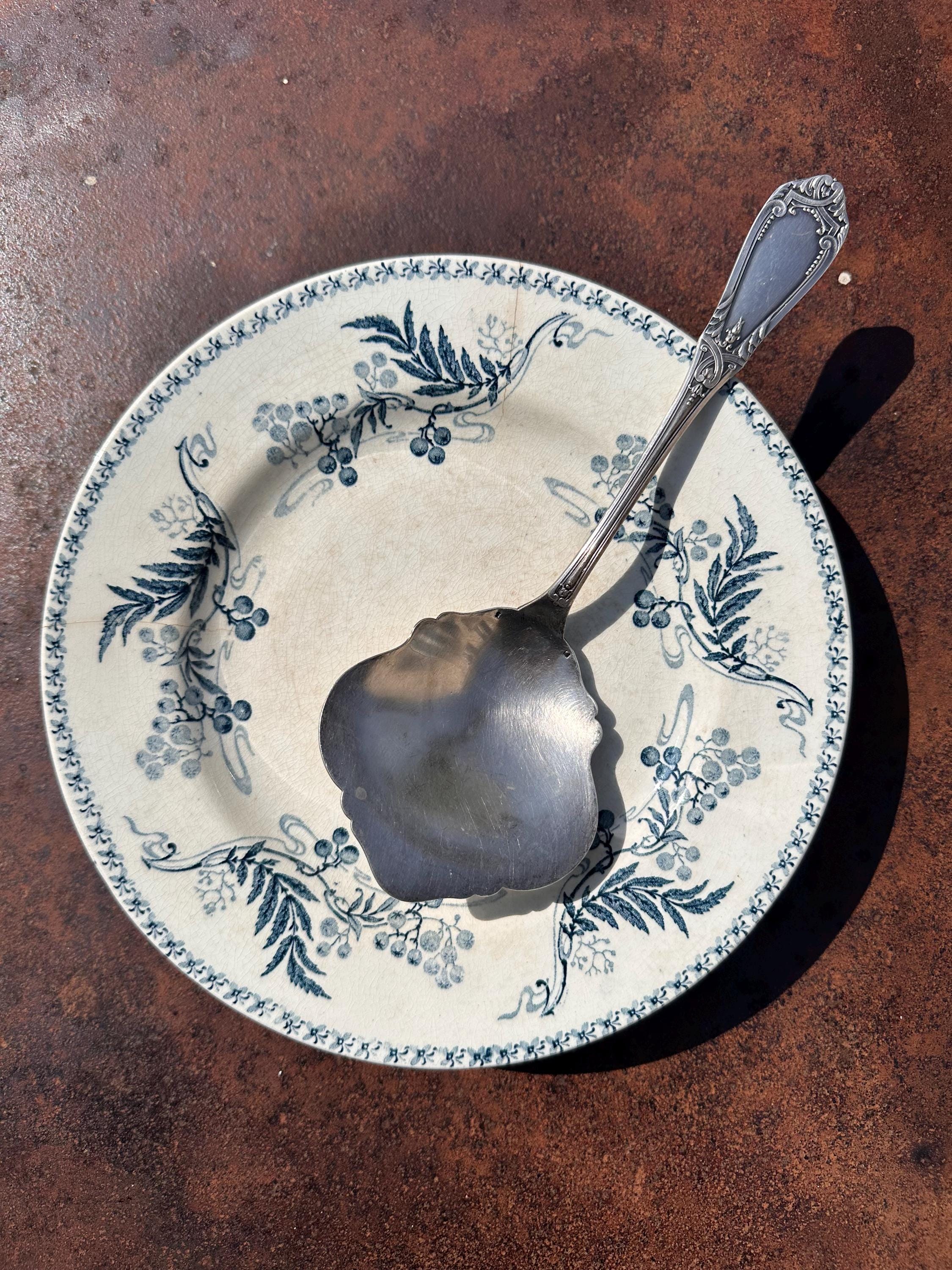 Cuillère à fraises ancienne en métal argenté – Style Art Nouveau