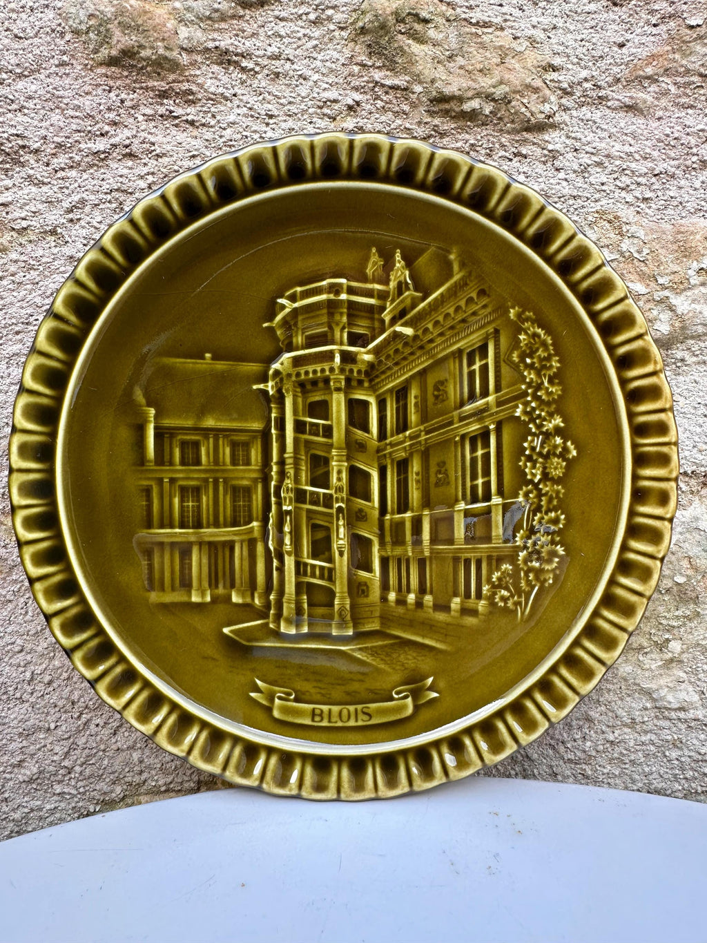 Rare 12 Assiettes Gien France - Châteaux de la Loire - Édition Spéciale "Anjou Vinicole" - Céramique Vintage Vert Olive Miel