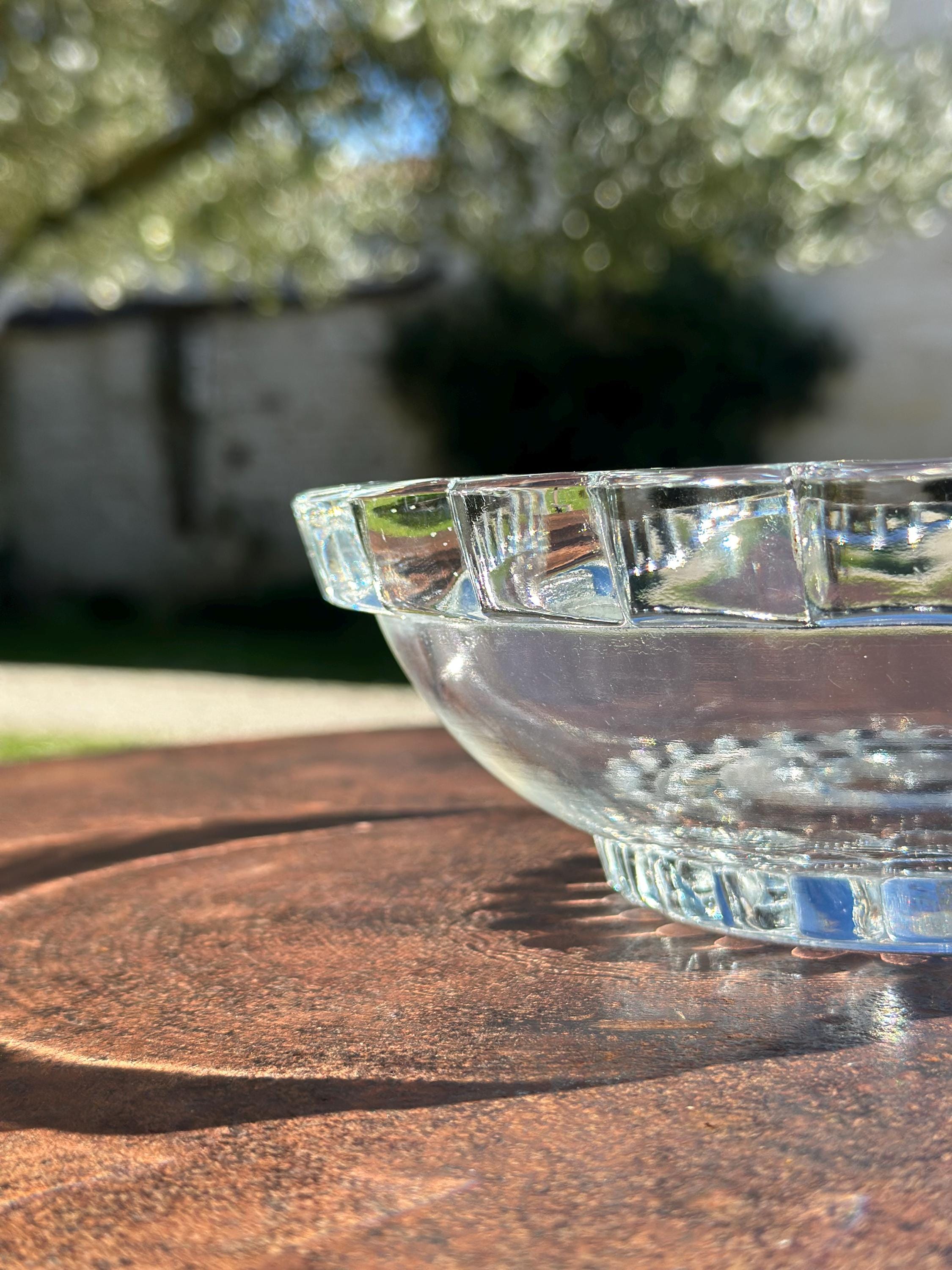 Saladier ancien en verre moulé – Bordure festonnée vintage