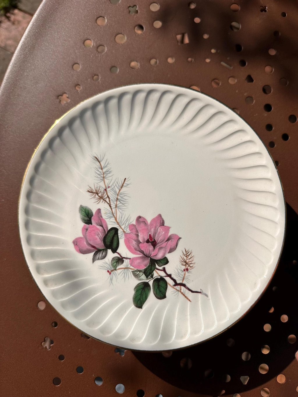 Assiettes Gien modèle «  Chenonceaux »  , bordure travaillée , fleurs roses , années 1960 - campagne chic - lot de 6