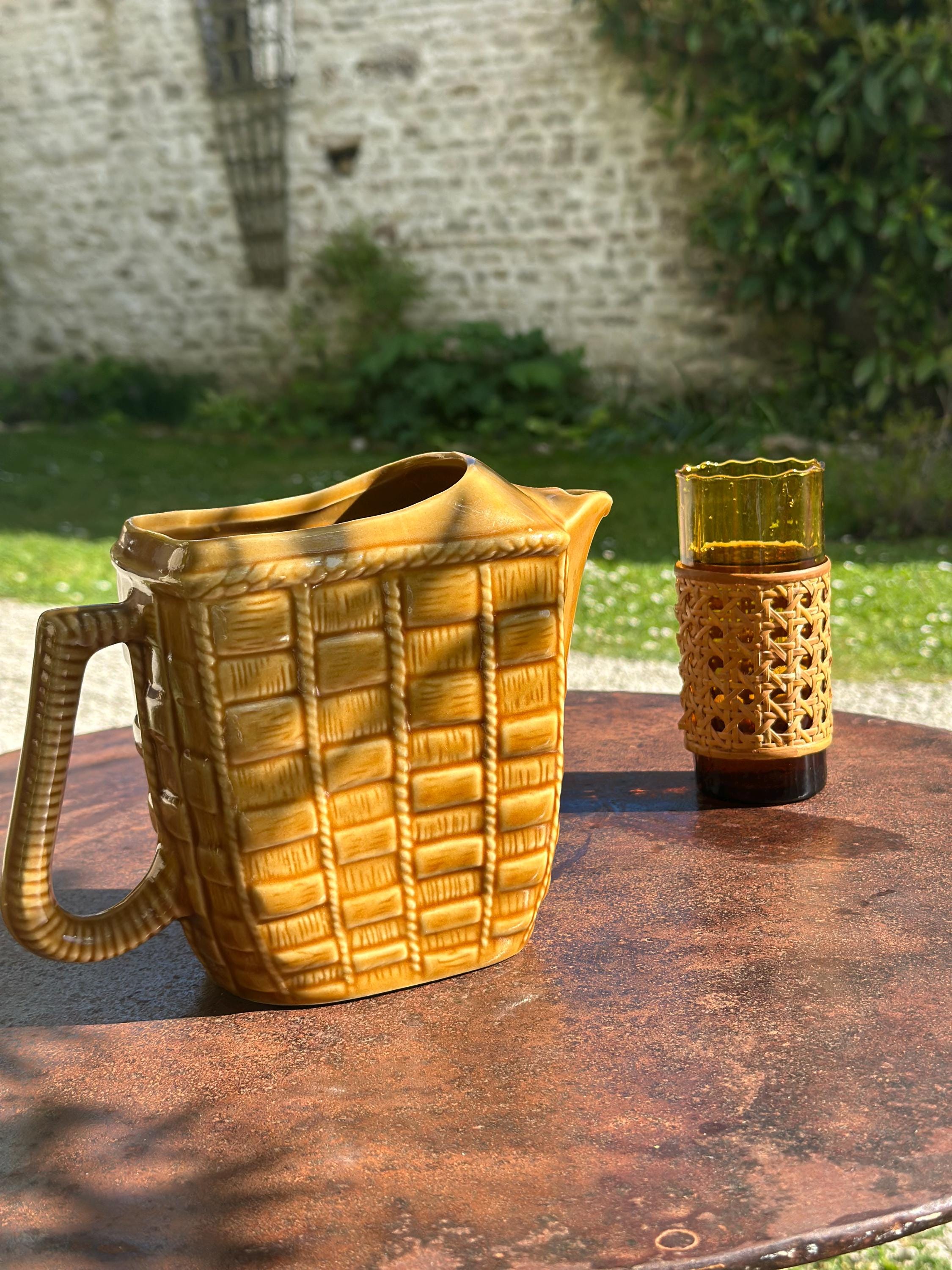 Pichet ancien en céramique jaune moutarde – Décor vanné