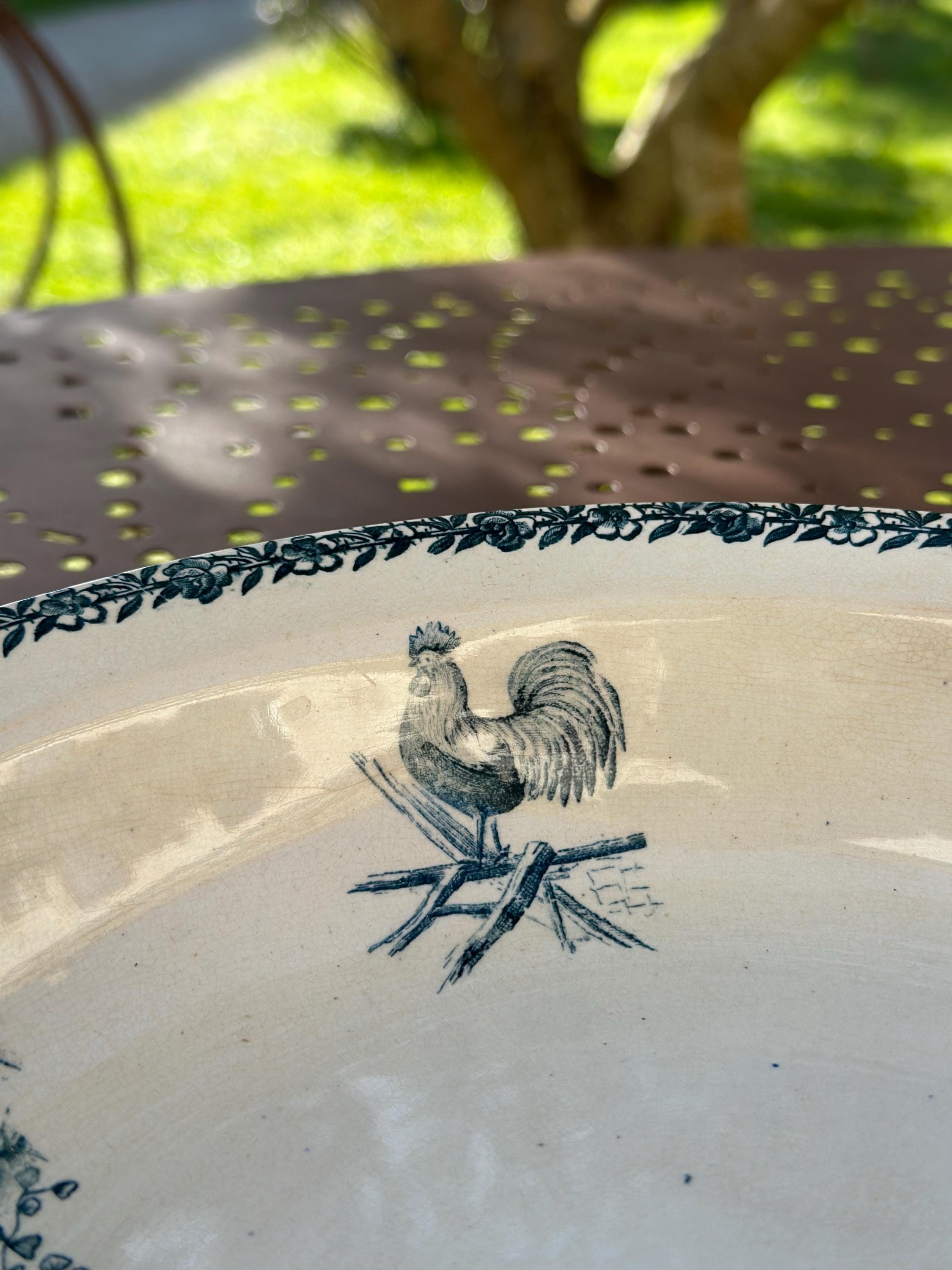 Grand plat creux en terre de fer Pexonne – Décor champêtre bleu