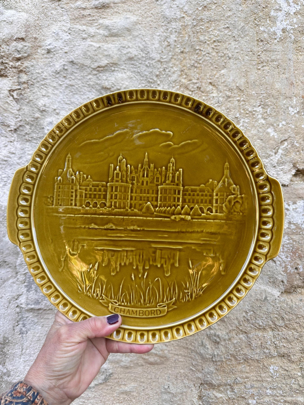 Grand plat à oreilles en faïence de Gien – Décor Château de Chambord