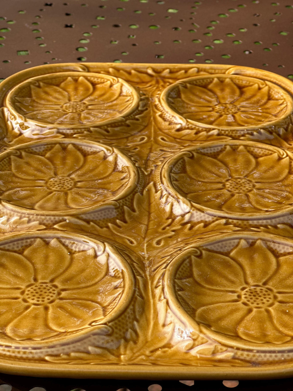 Plat à artichauts ancien en barbotine – Décor feuilles et compartiments
