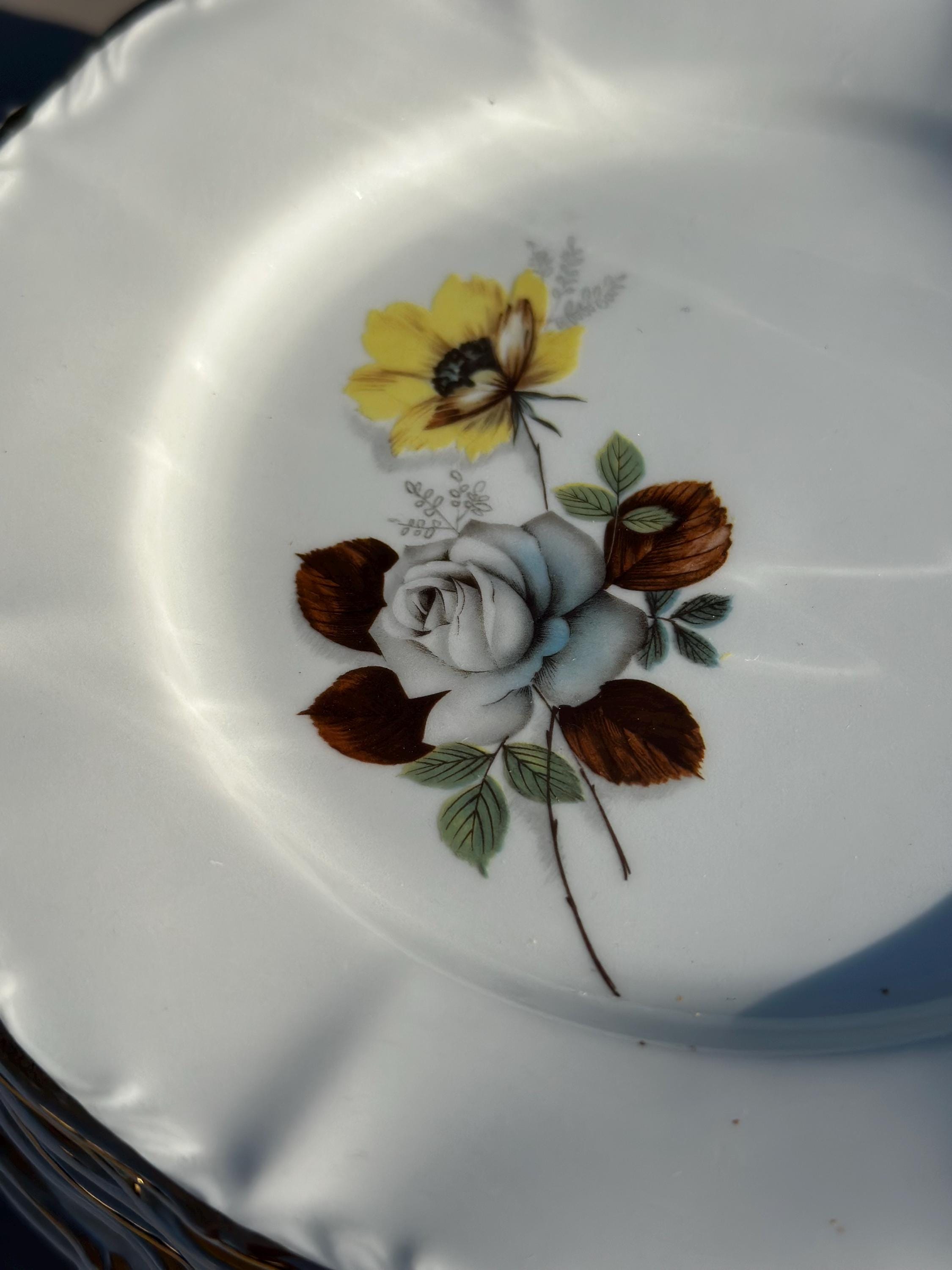 Assiettes Porcelaine Française Veronèse – Décor Floral Roses Jaune et Grise, Bordure festonnée dorée – Art de la Table Rétro - lot de 8