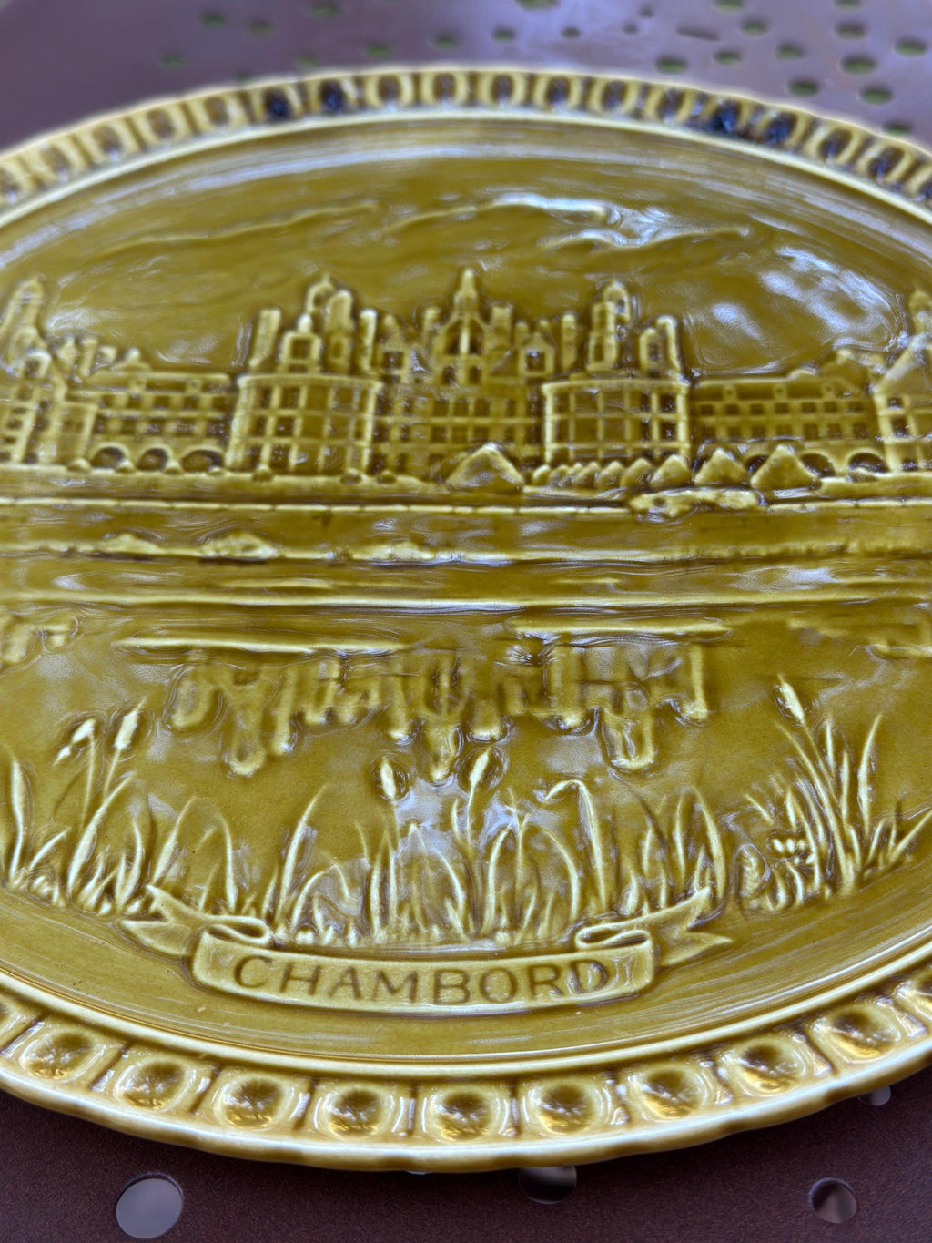 Grand plat à oreilles en faïence de Gien – Décor Château de Chambord