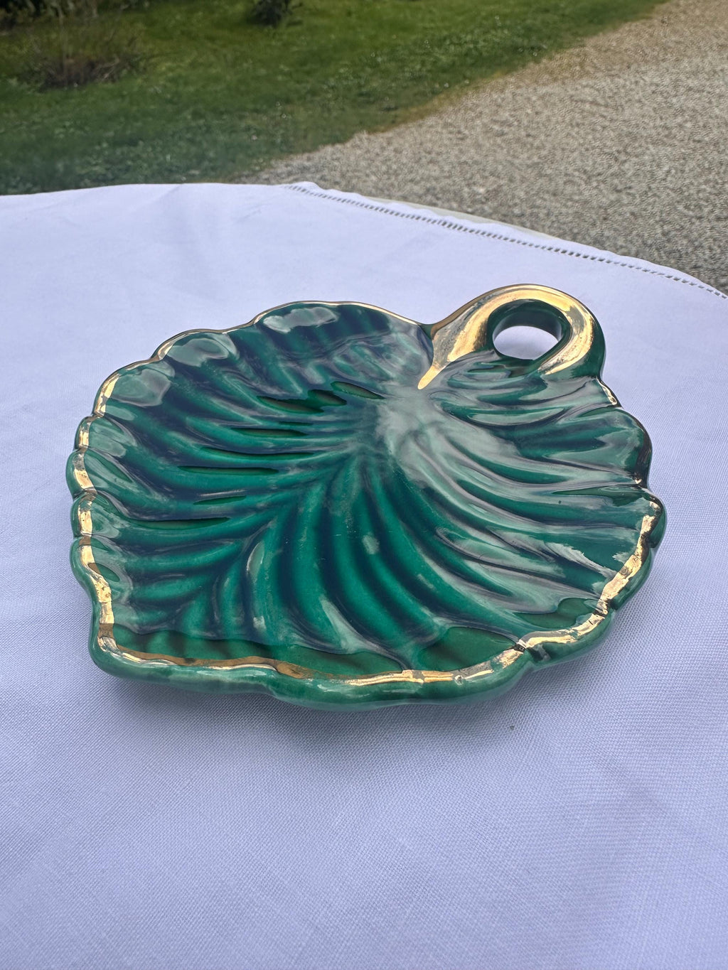 Petit plat en barbotine Lunéville – En forme de feuille de vign
