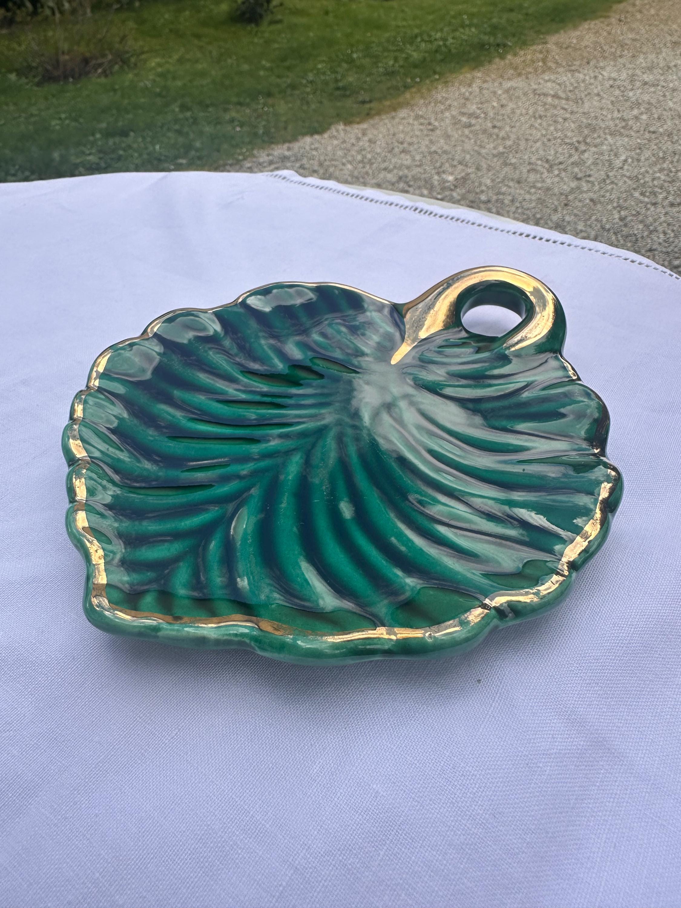 Petit plat en barbotine Lunéville – En forme de feuille de vign