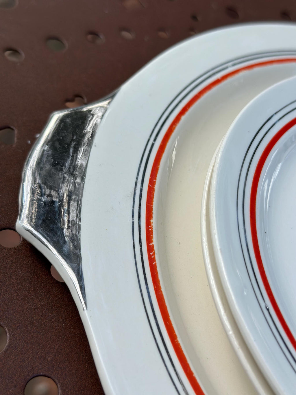 Plat à gâteaux Vintage Boch Frères La Louvière - Plat à Oreilles Argenté et 2 Assiettes - Art Déco Belgique - Rouge noir argent - mix&match
