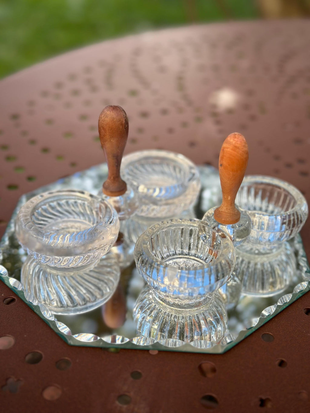 Paire de Salières Doubles en Verre Moulé et Manche Bois – Bougeoirs Rétro