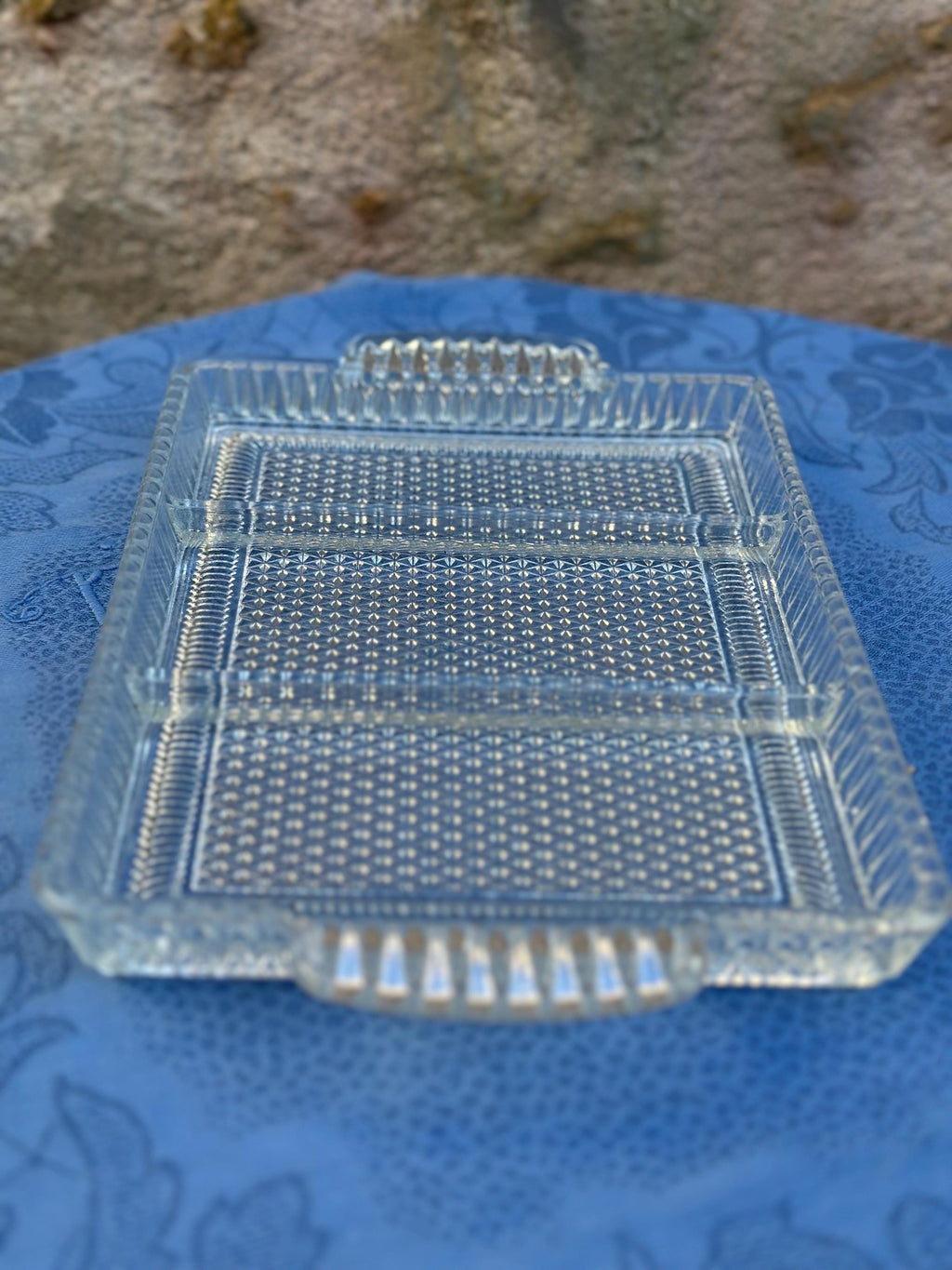 Plateau apéritif compartimenté en verre moulé Art Déco