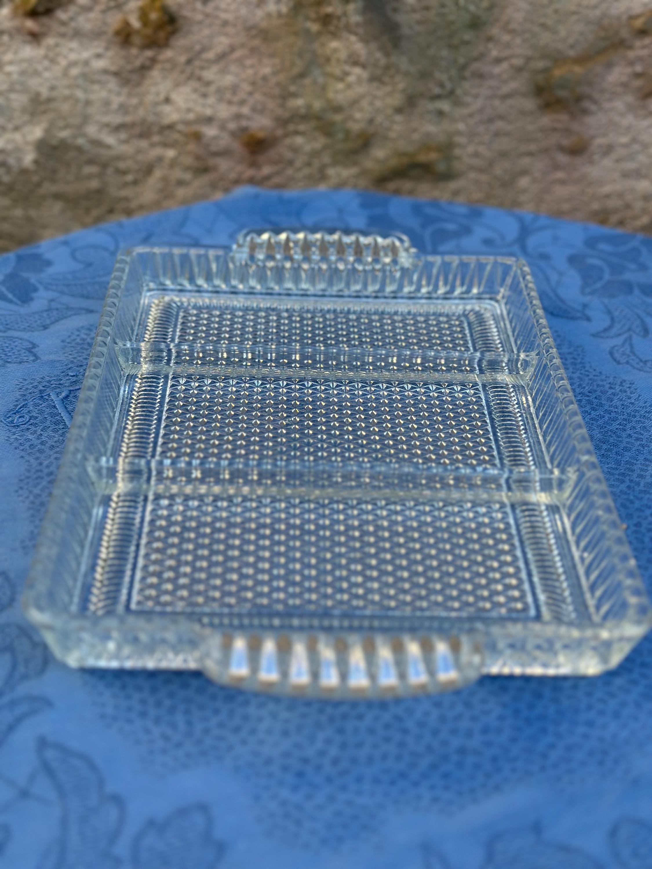 Plateau apéritif compartimenté en verre moulé Art Déco