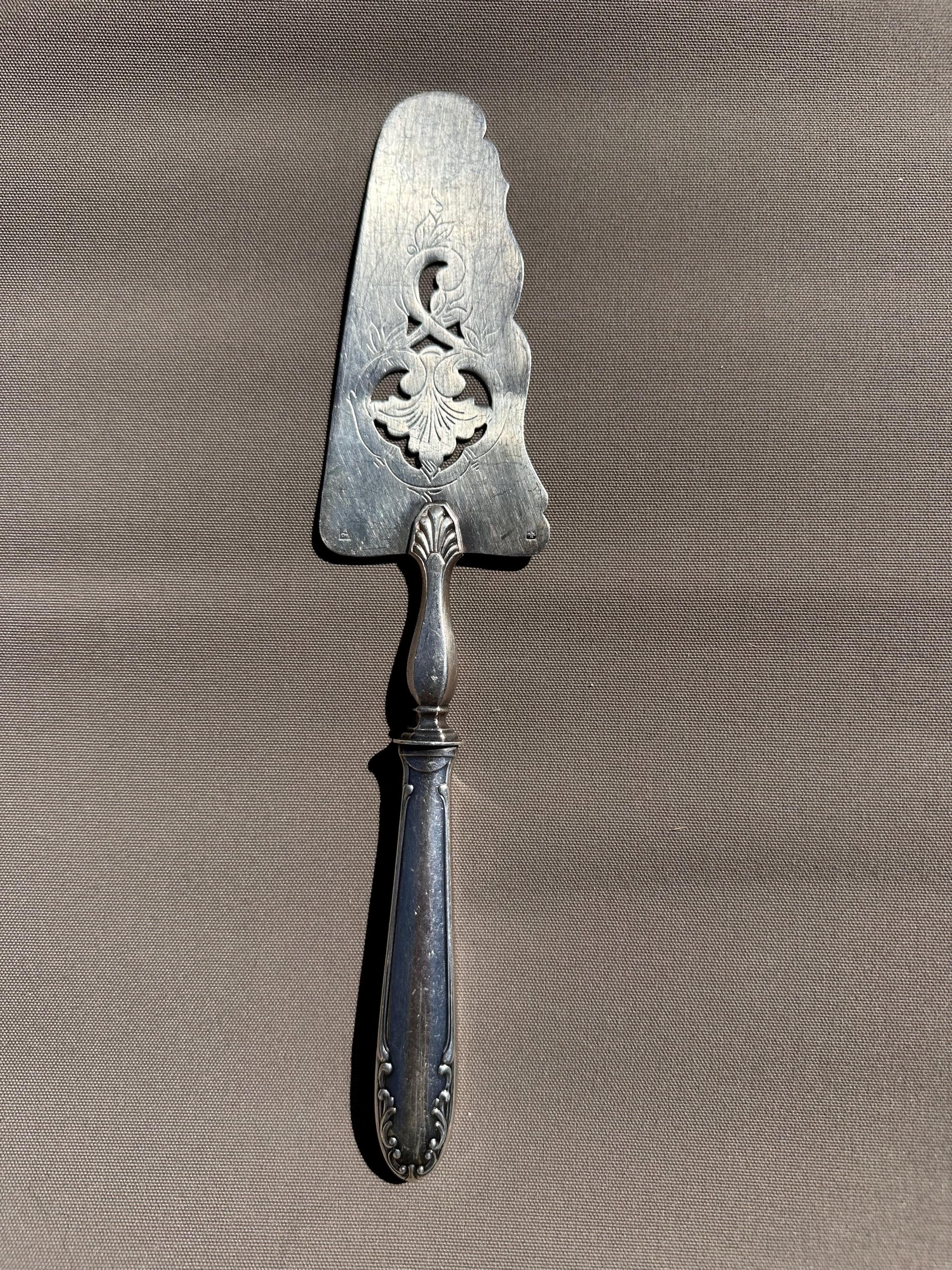 Pelle à tarte ancienne Orfèvrerie Liberty – Métal argenté