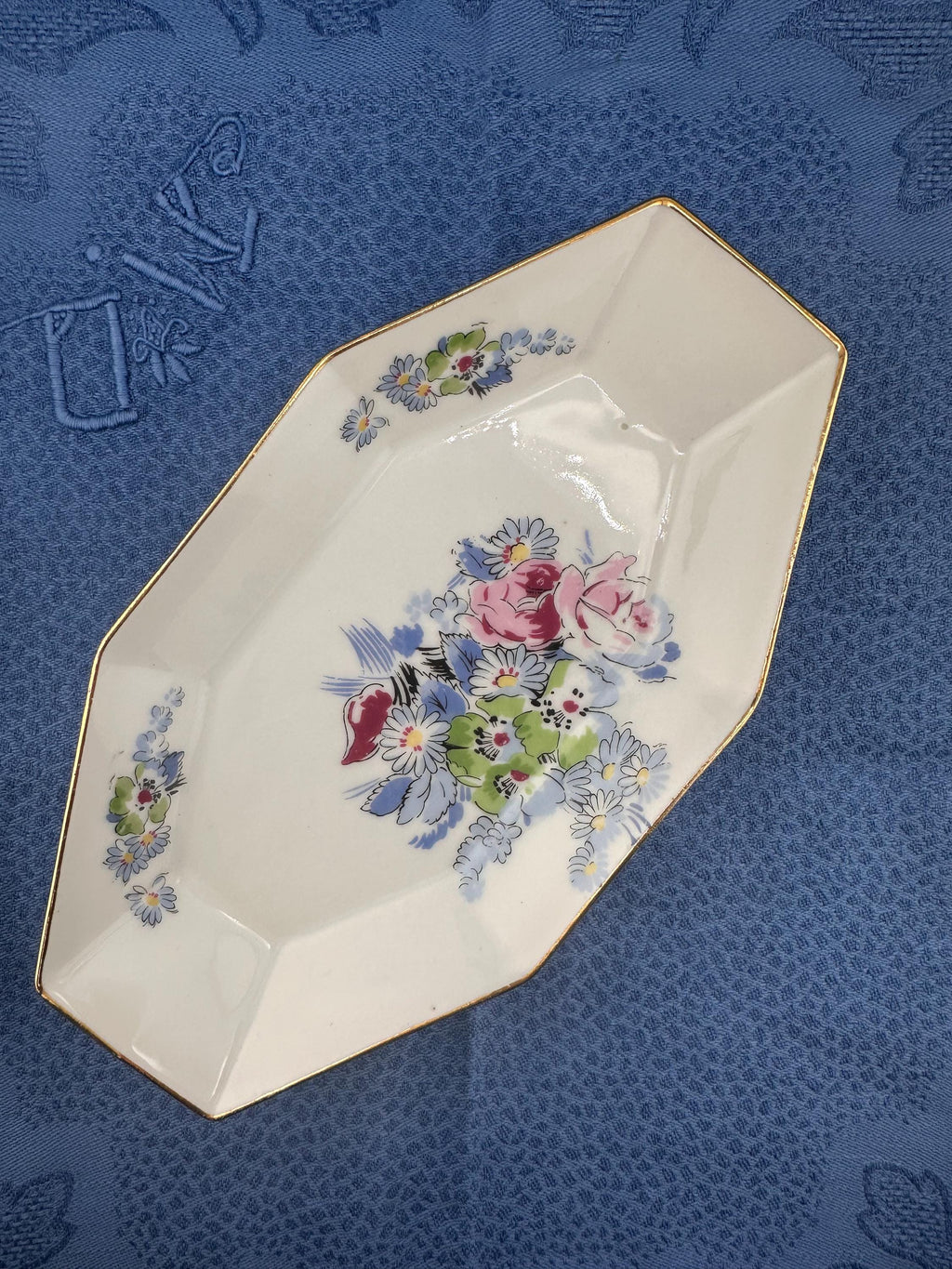Raviers Coupelles hexagonaux vintage années 50 -  faïence, fleurie et liseré doré , lot de 2