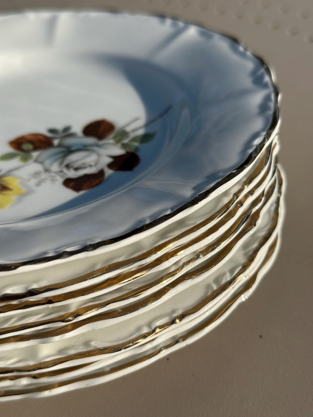 Assiettes Porcelaine Française Veronèse – Décor Floral Roses Jaune et Grise, Bordure festonnée dorée – Art de la Table Rétro - lot de 8