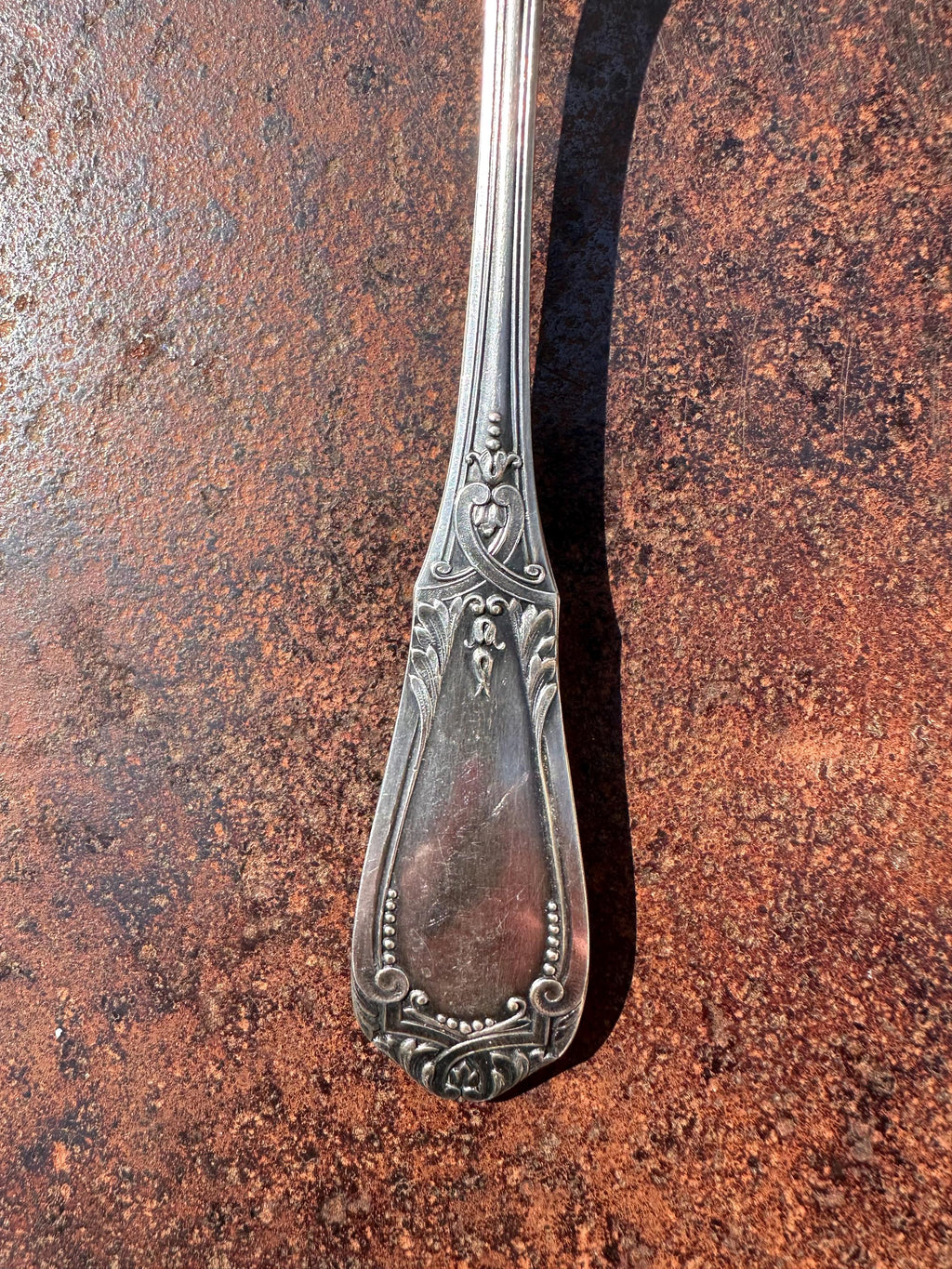 Cuillère à fraises ancienne en métal argenté – Style Art Nouveau