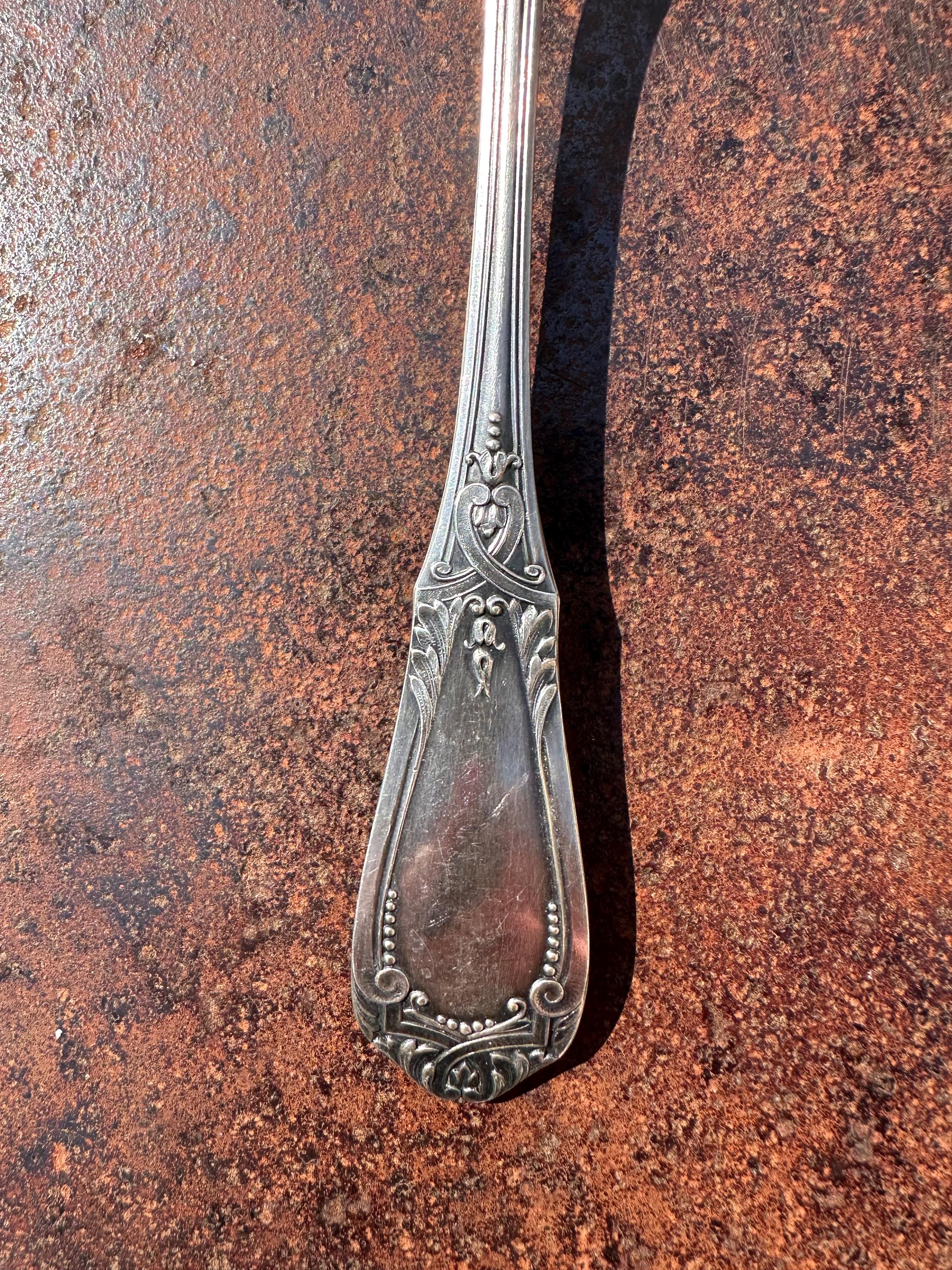 Cuillère à fraises ancienne en métal argenté – Style Art Nouveau