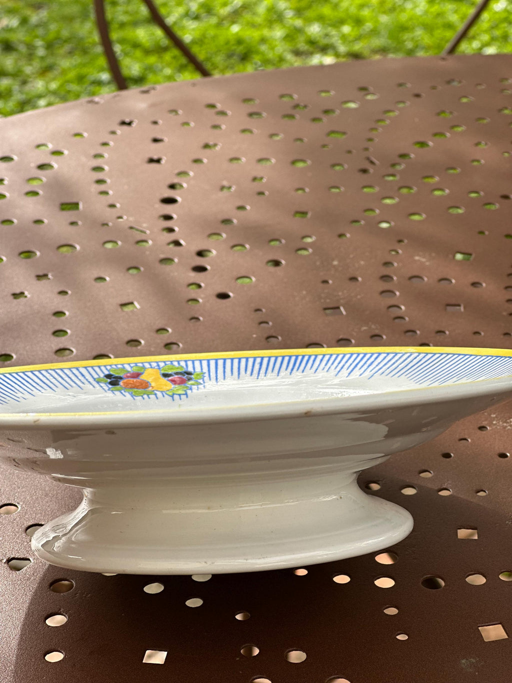 Coupe sur pied vintage Boch Belgique – Décor fruits et rayures bleues