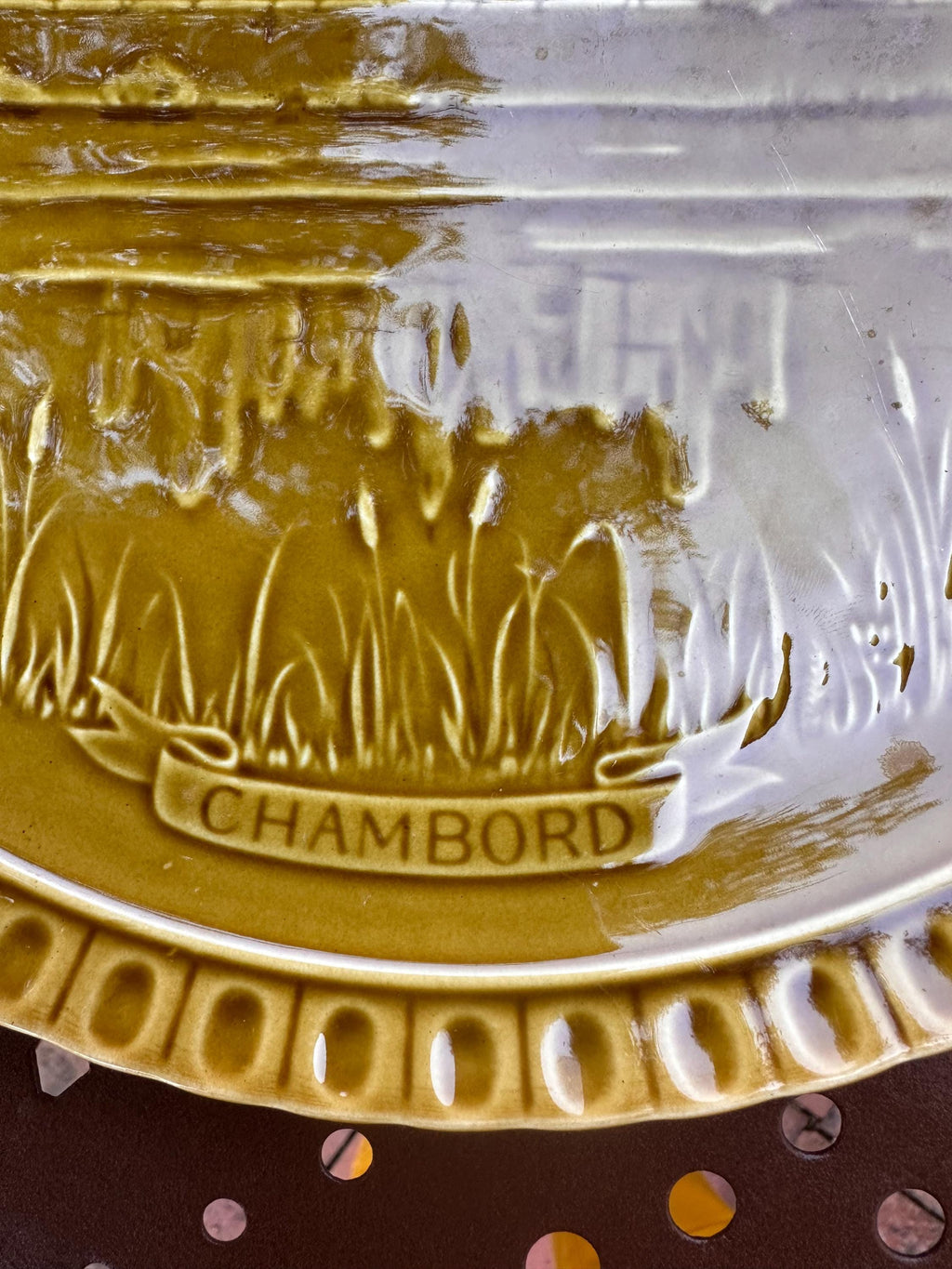 Grand plat à oreilles en faïence de Gien – Décor Château de Chambord
